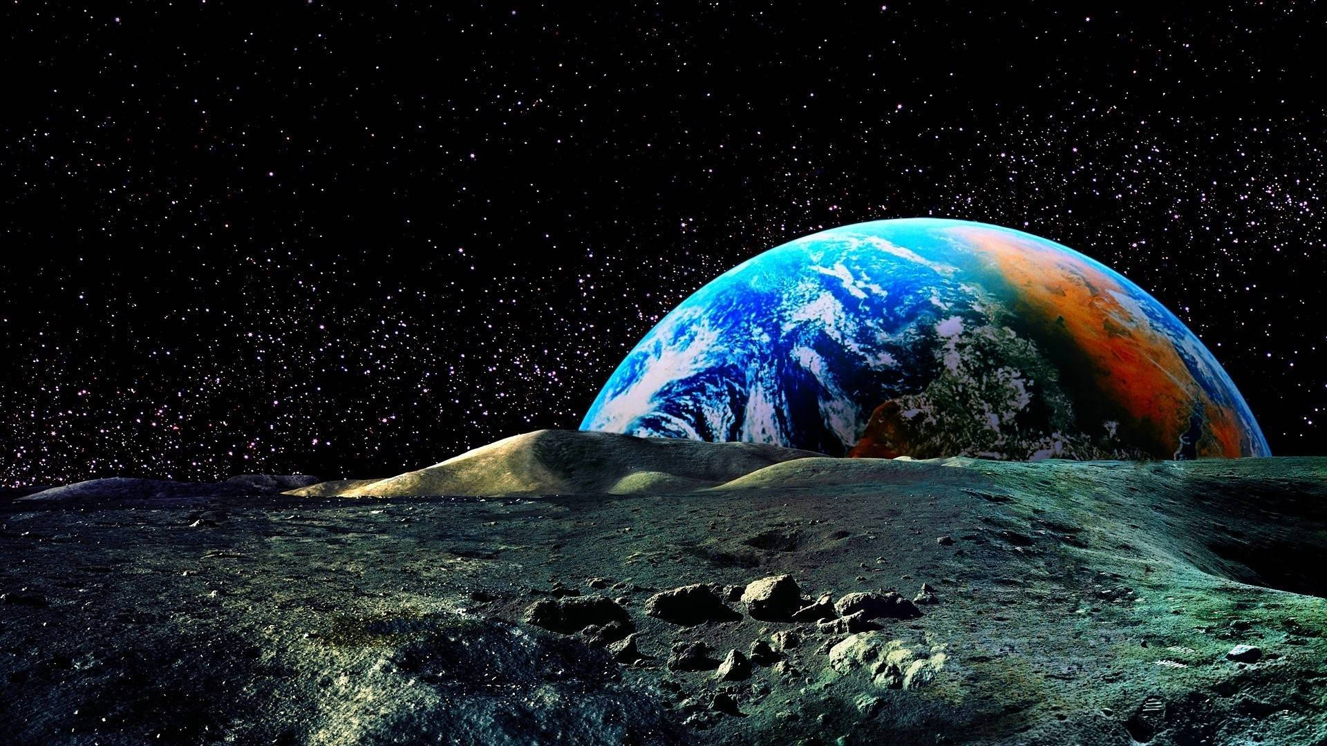 宇宙 桌布 壁紙 — 地球在繁星點點的夜空下，從佈滿隕石坑的月球景觀上升起，呈現出鮮豔的藍色海洋和橙色大陸。