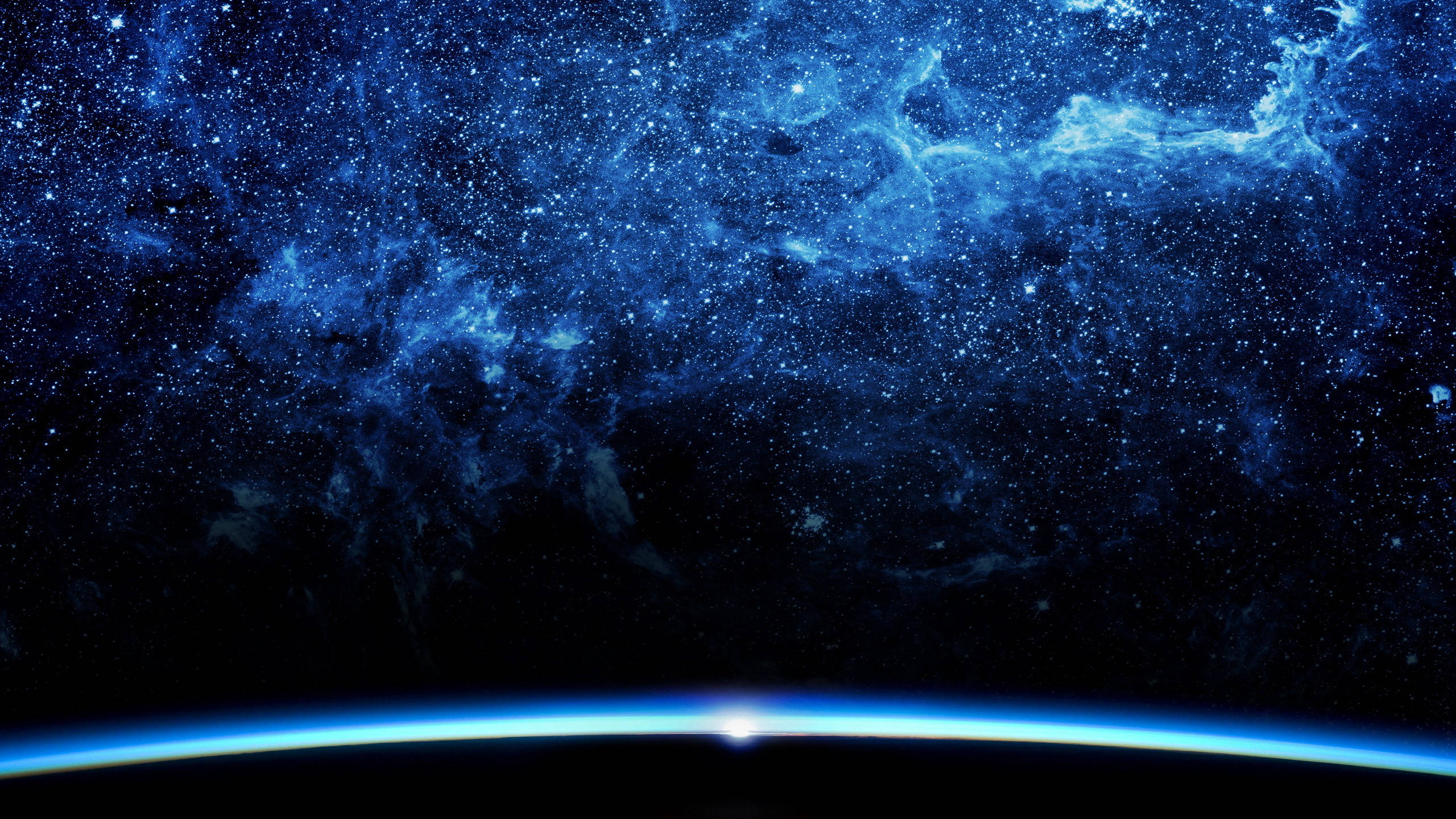 太空 桌布 壁紙 — 地球彎曲的地平線在廣闊的星空深藍色宇宙星雲背景下，散發著薄薄的藍色大氣光芒，令人嘆為觀止。