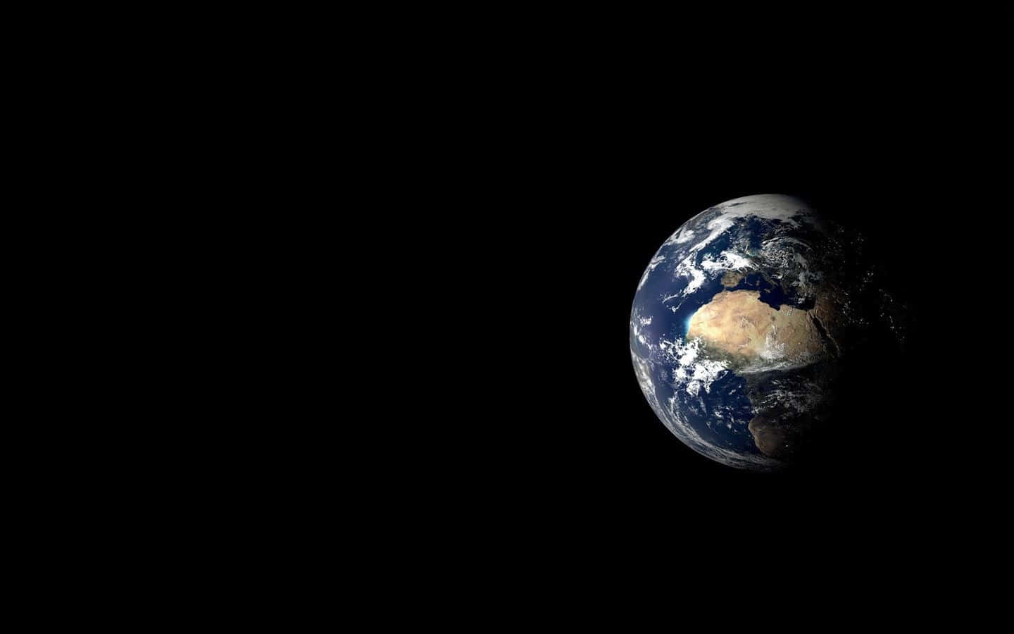 地球 桌布 壁紙 — 地球獨自懸浮在虛空中，非洲及周邊海洋在無星的黑色背景下清晰可見。