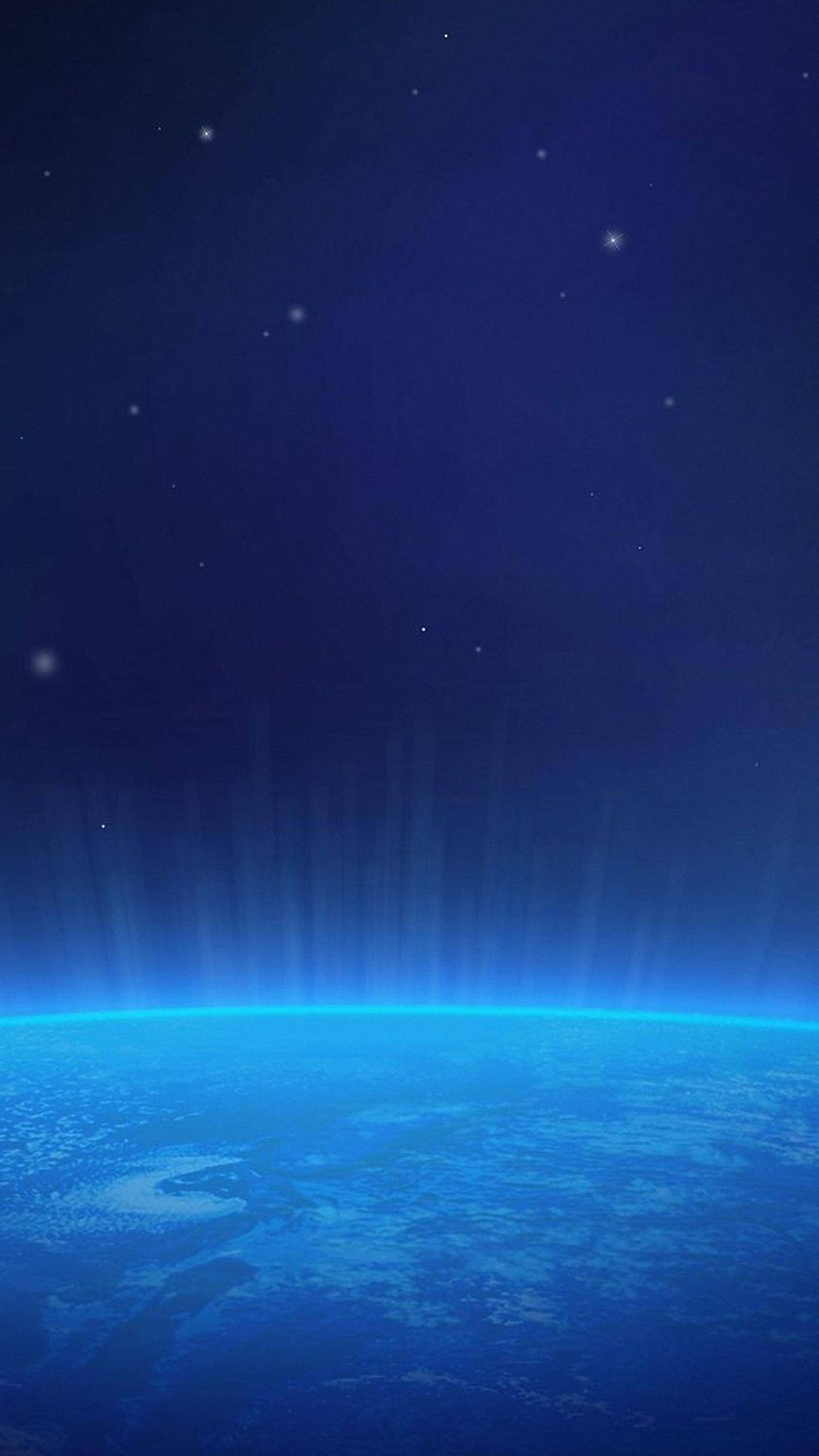 Xiaomi 桌布 壁紙 — 地球藍色曲線在暮色中發光的寧靜景象，以及穿透繁星夜空的光芒四射的光束。