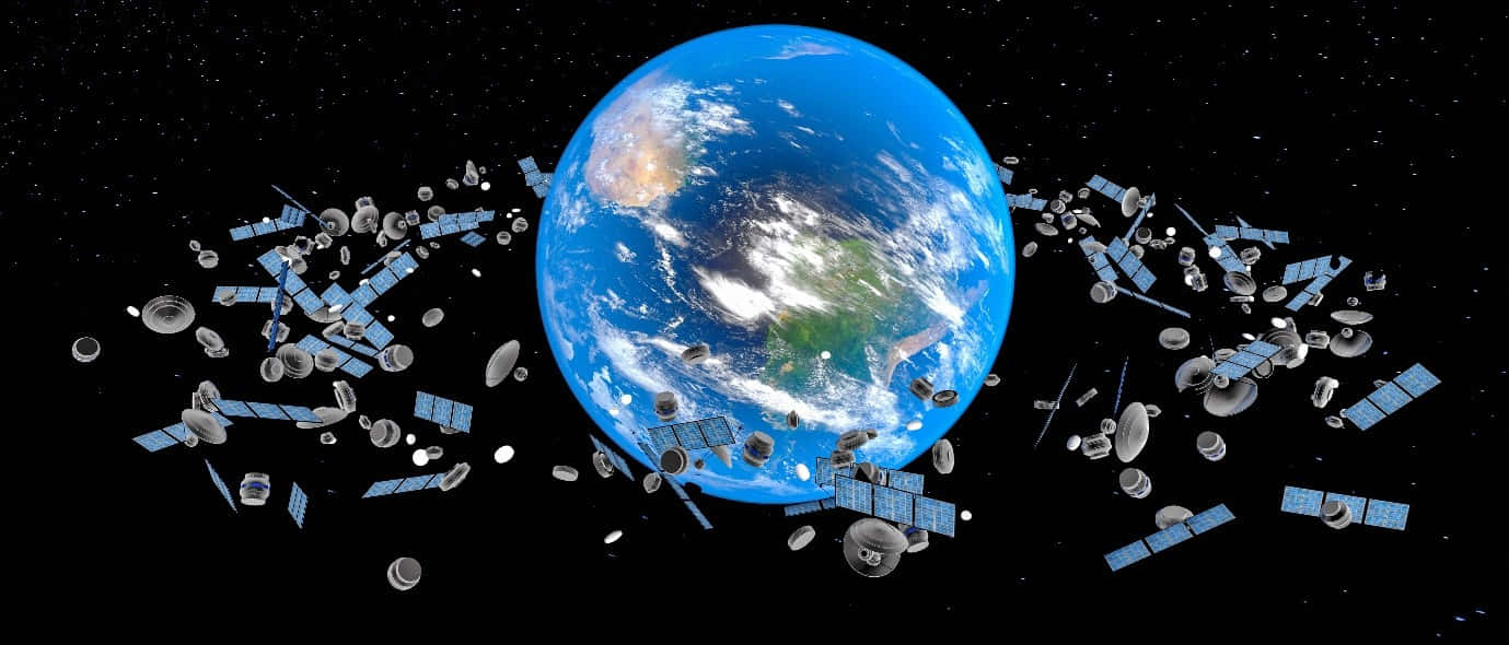 Space Debris 桌布 壁紙 — 地球被密集的衛星和太空碎片雲層包圍，背景是星光點點的黑色虛空。
