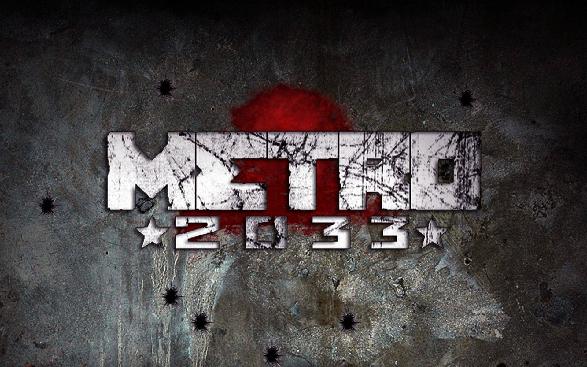 4K Metro 2033 桌布 壁紙 — 地鐵2033的粗糙標誌在佈滿彈孔的混凝土牆上大膽地矗立，背後有紅色飛濺。
