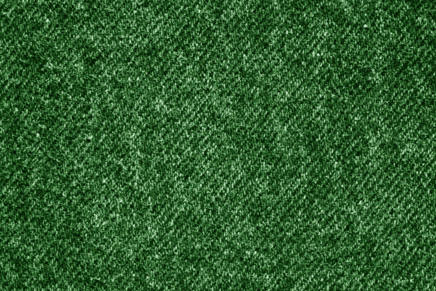 Fabric 桌布 壁紙 — 均勻光線下，密集深綠色人造草皮與細紋纖維的特寫。