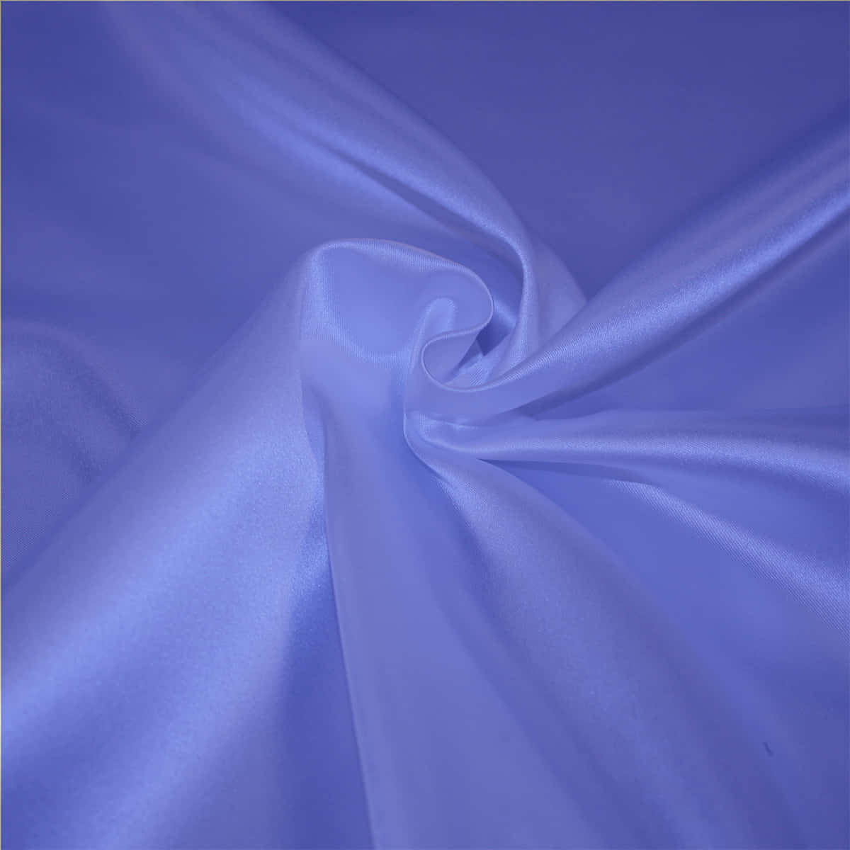 Periwinkle Blue 桌布 壁紙 — 均勻照明下，帶有柔軟皺褶和柔和高光的平滑薰衣草布料特寫。