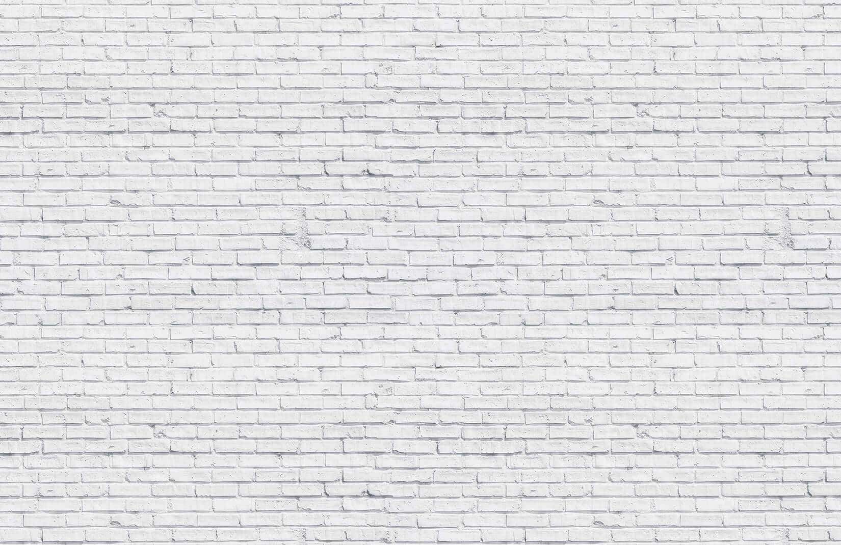 White Brick Wall 桌布 壁紙 — 均勻照明下，帶有細微紋理和砂漿線的清潔白色磚牆。