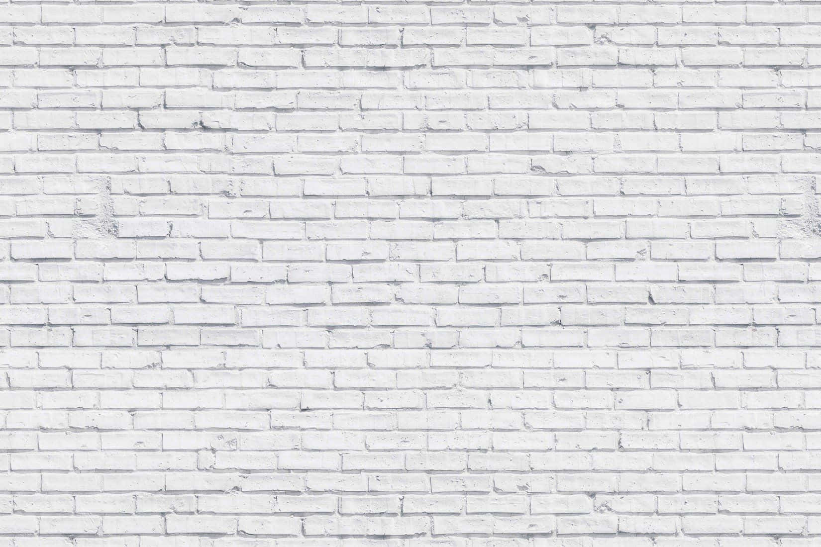 White Brick Wall 桌布 壁紙 — 均勻照明下，帶有細微紋理和砂漿線的清潔白色油漆磚牆。