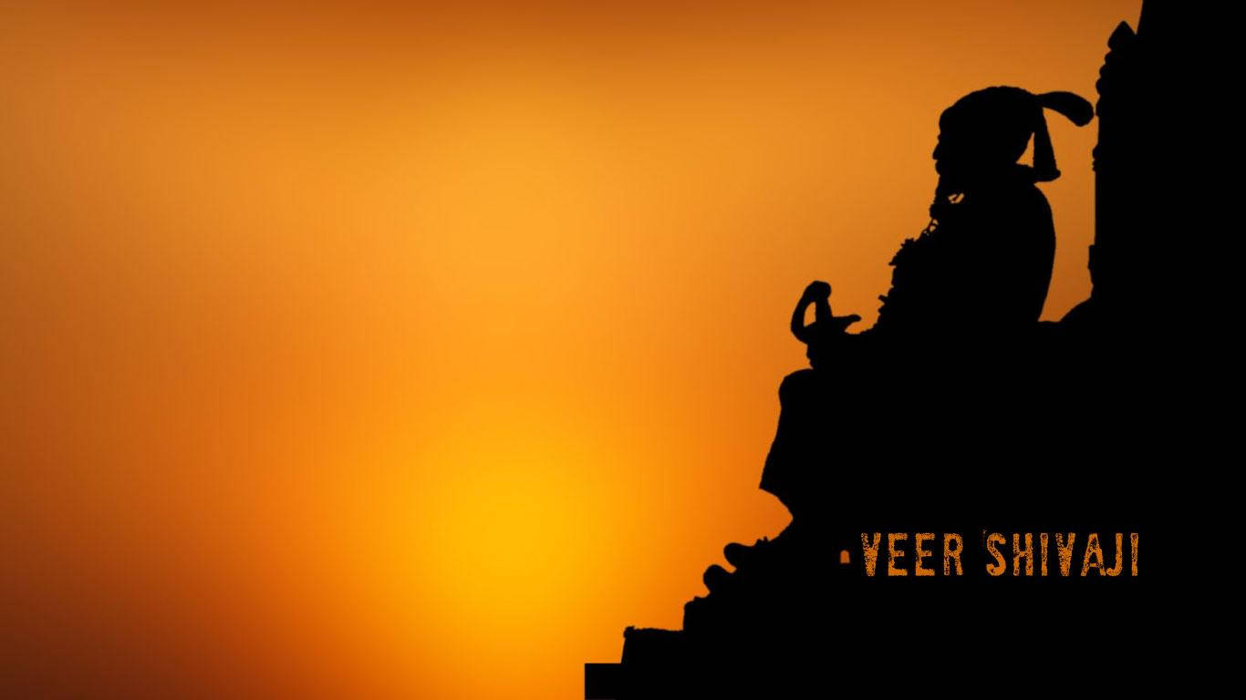 日落時戰士雕像的剪影，帶有文字 Veer Shivaji
