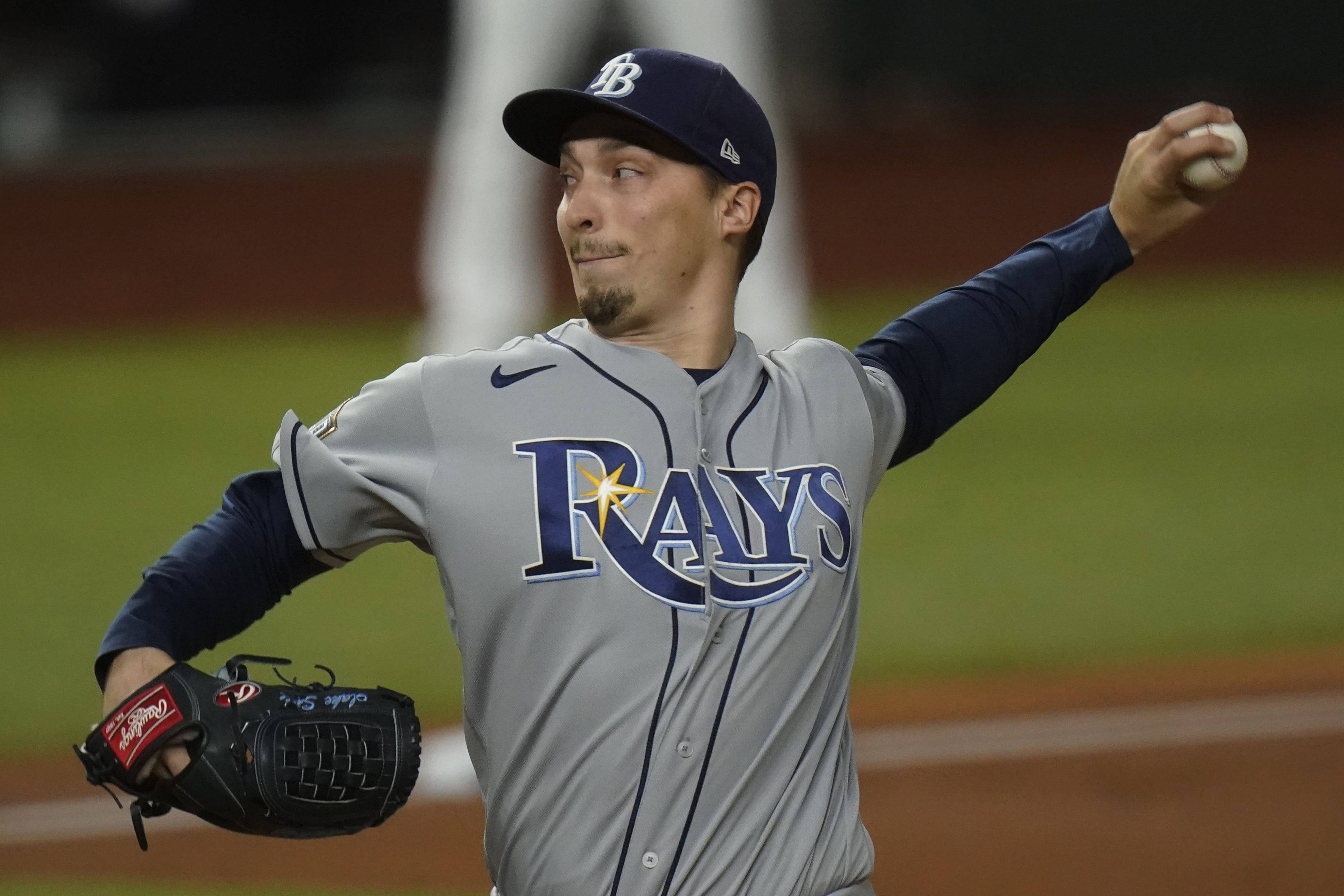 Blake Snell 桌布 壁紙 — 坦帕灣光芒隊棒球投手在夜間燈光球場上專注投球中。