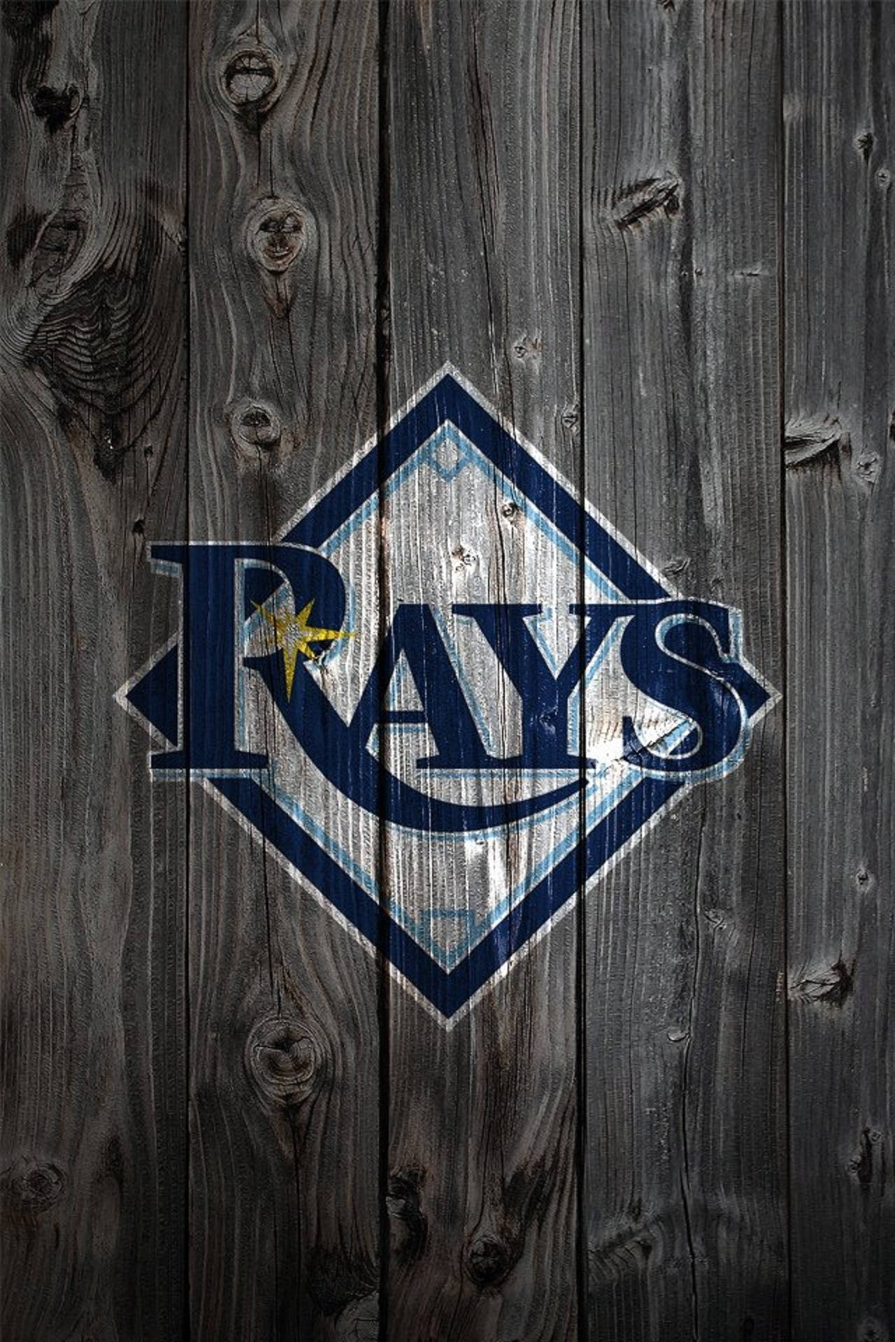 Rays 桌布 壁紙 — 坦帕灣光芒隊棒球標誌，以藍色和金色繪製在風化的深色木板上，可見木紋和節疤。