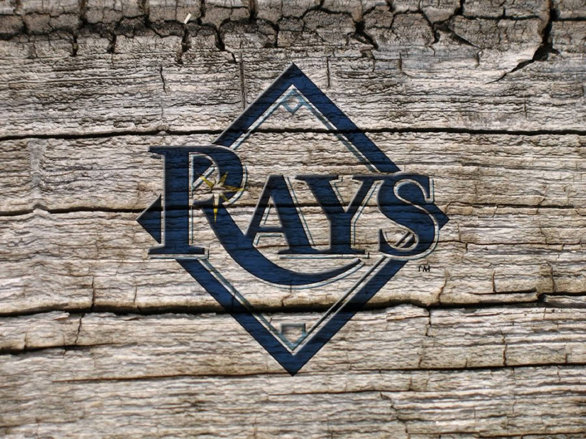 Rays 桌布 壁紙 — 坦帕灣光芒隊標誌以藍色繪製在風化灰色木板上，可見木紋和裂縫。