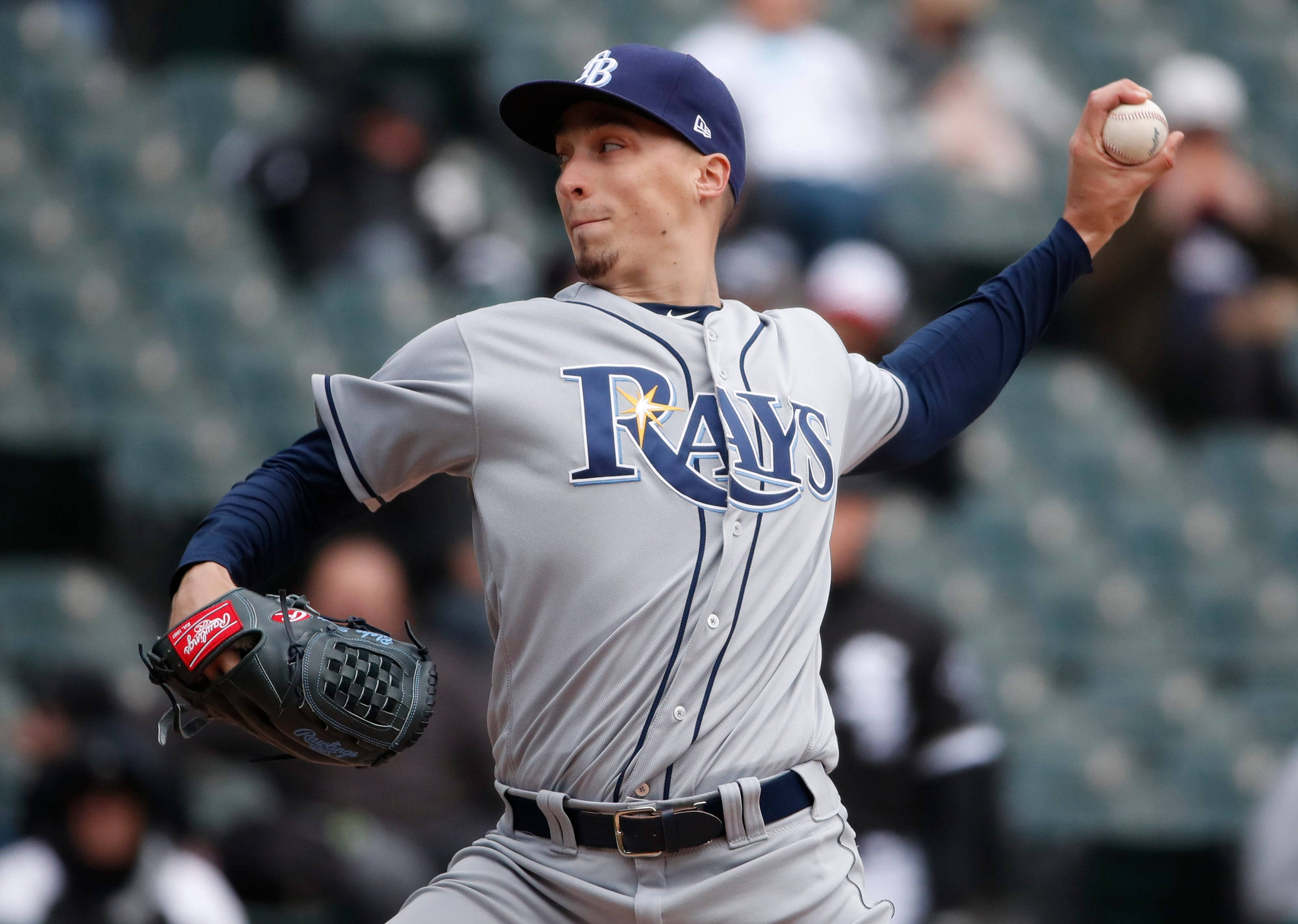 Blake Snell 桌布 壁紙 — 坦帕灣光芒隊的棒球投手在日間比賽中投球，背景是模糊的體育場座位。
