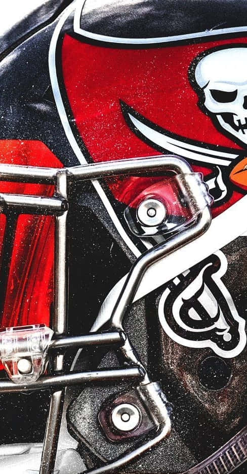 桌布 壁紙 — 坦帕灣海盜隊美式足球頭盔特寫，顯示骷髏標誌和紅、黑、銀色的金屬面罩。