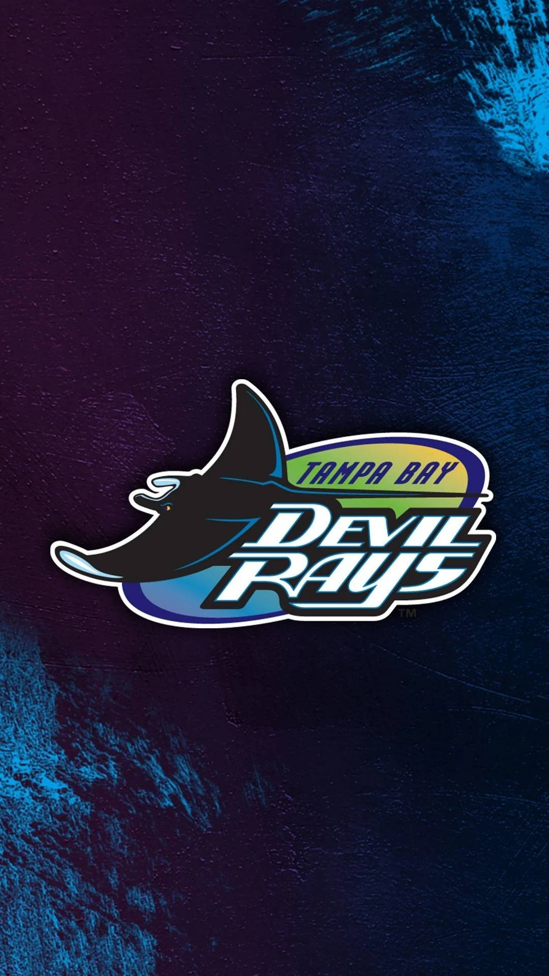 Rays 桌布 壁紙 — 坦帕灣魔鬼魚標誌居中，置於帶有筆觸效果的深藍色和紫色紋理背景上。