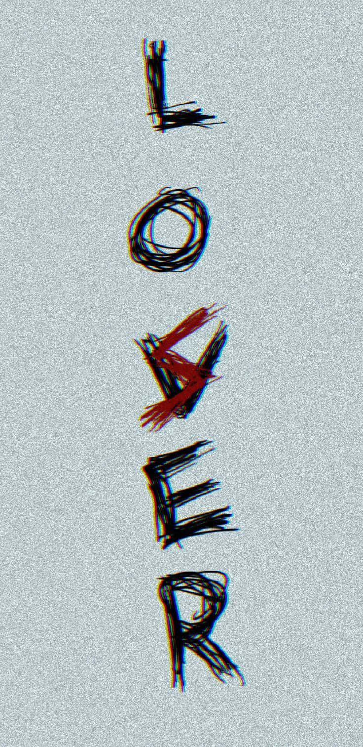 Lover Loser 桌布 壁紙 — 垂直塗鴉風格文字，在紋理淺灰色背景上以凌亂的黑色和紅色筆劃拼出「LOVER」。