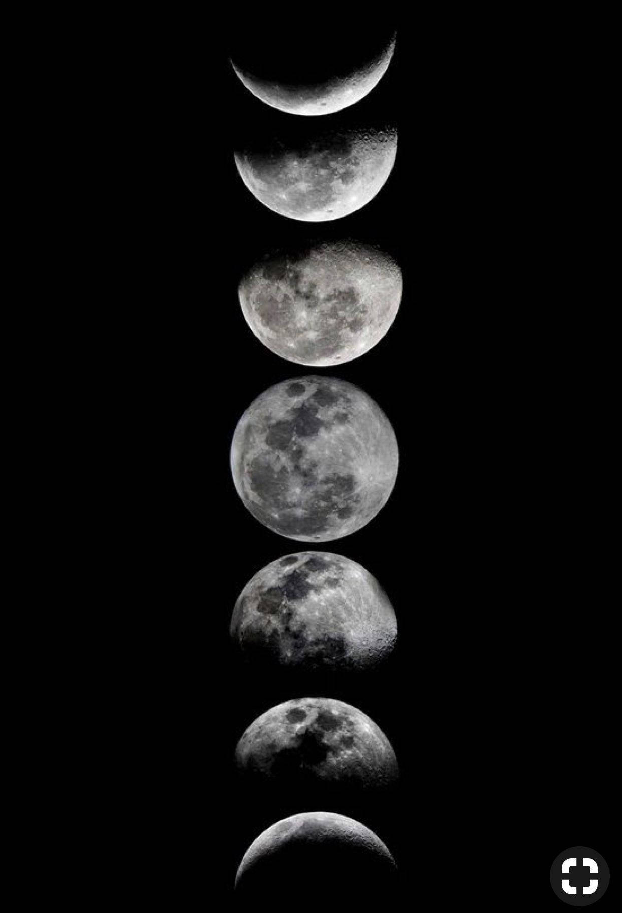 Moon Aesthetic 桌布 壁紙 — 垂直序列的月相，從新月到滿月再返回，背景為黑色虛空。