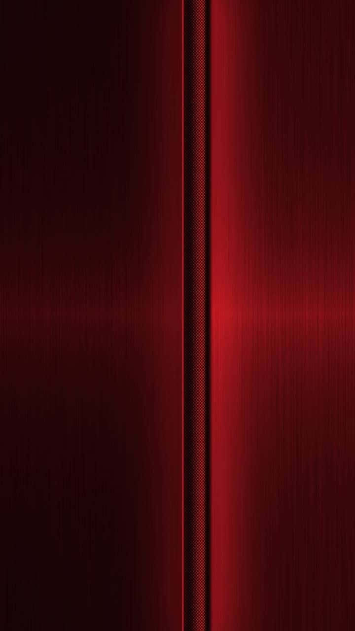 Metallic Red 桌布 壁紙 — 垂直拉絲紅色金屬面板，帶有發光的中央接縫，散發光芒。