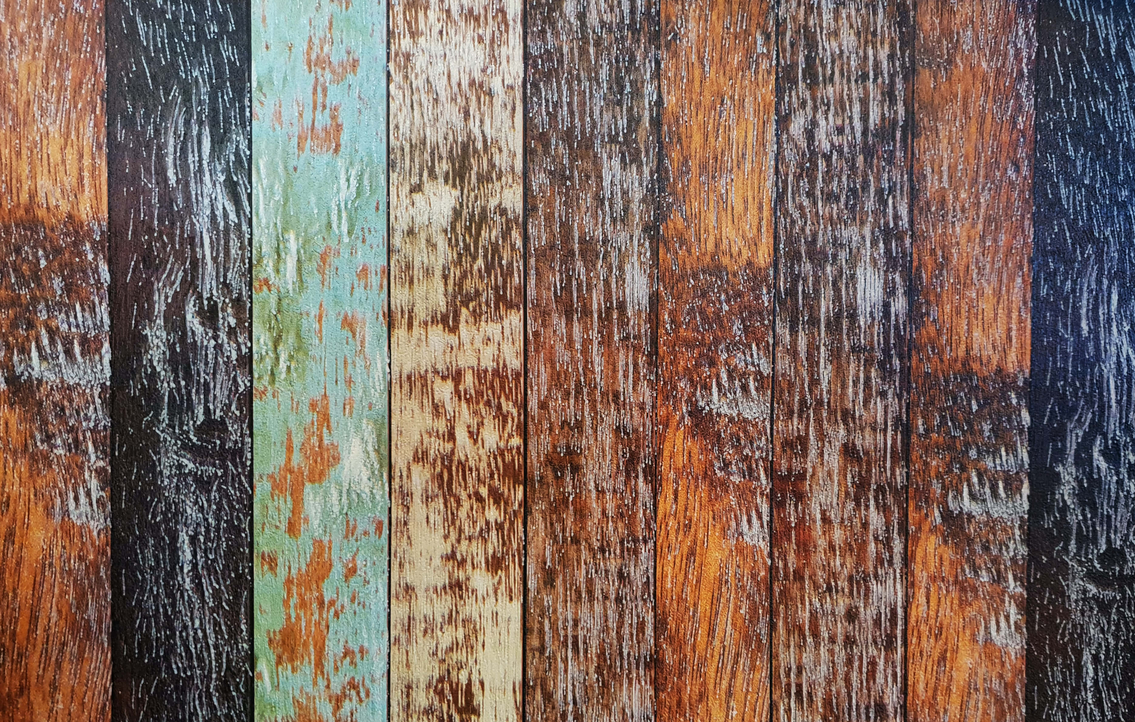 Rustic 桌布 壁紙 — 垂直木板，帶有剝落的油漆，呈現大地色調和褪色的藍綠色，營造出質樸的紋理背景。