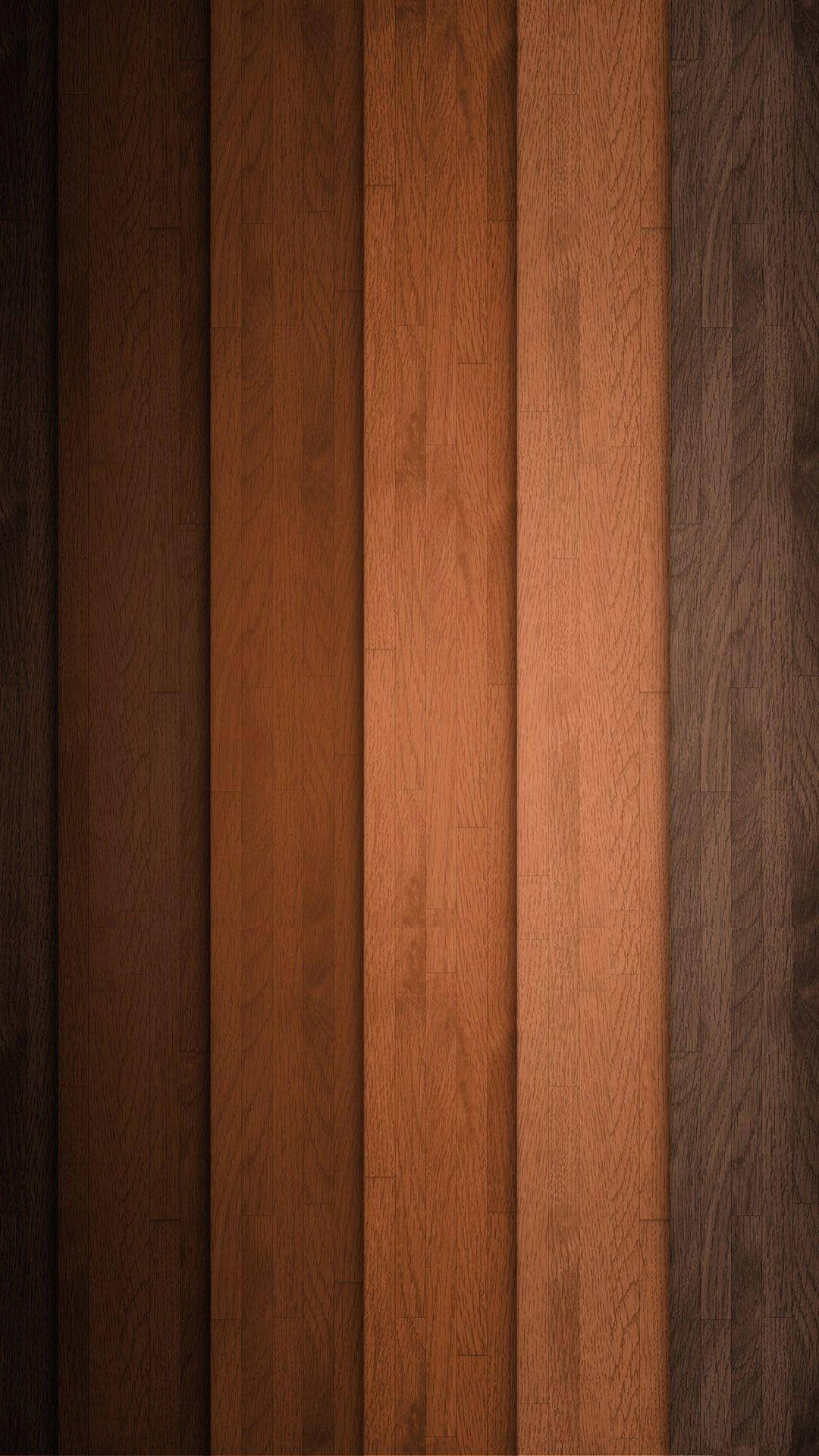 Brown iPhone 桌布 壁紙 — 垂直條紋的豐富紋理木材，呈現多種溫暖的棕色調，營造出自然優雅的背景。