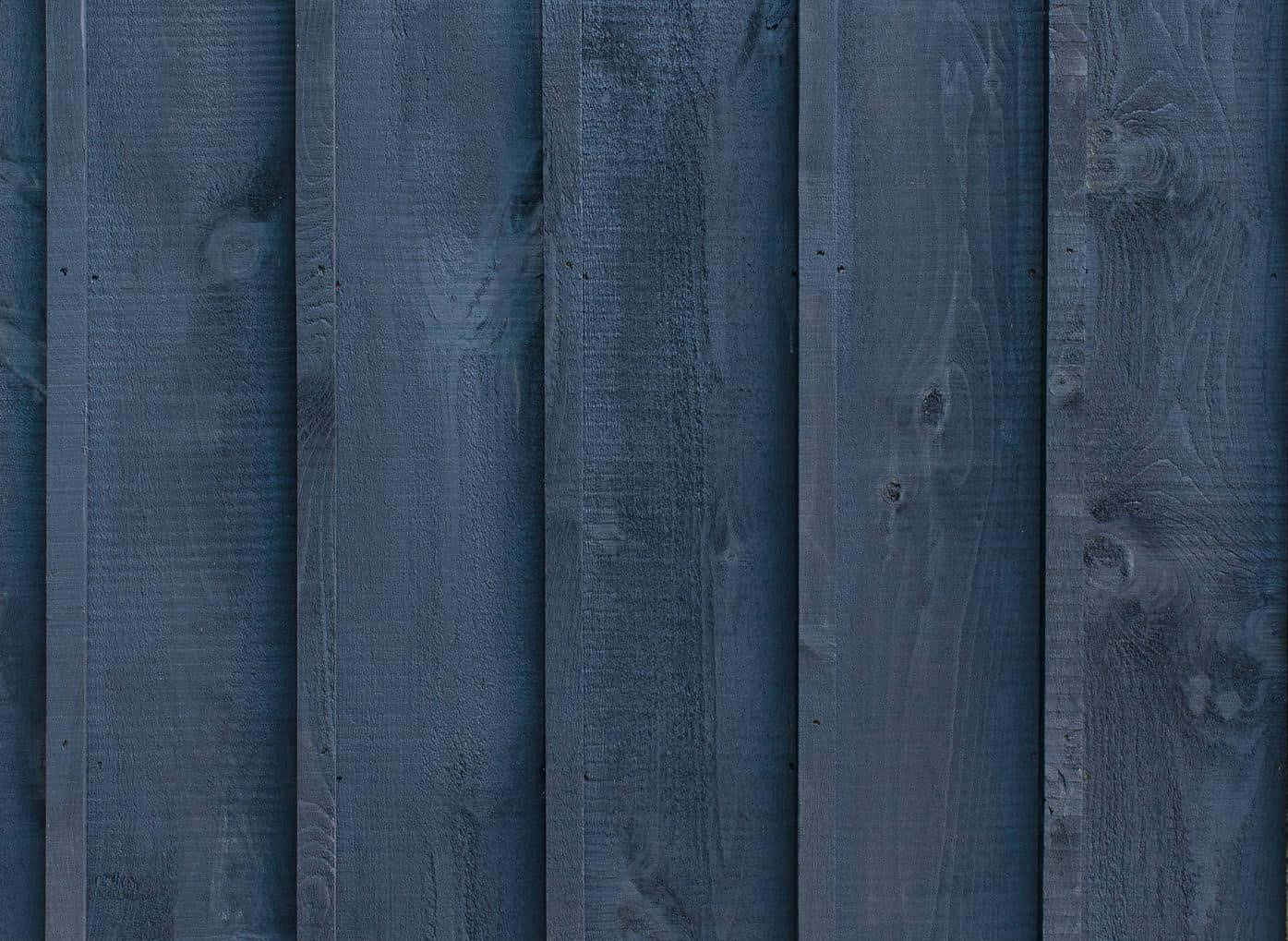 Gray Wood 桌布 壁紙 — 垂直深藍色油漆木板顯示天然木紋、節疤和風化紋理的特寫視圖。