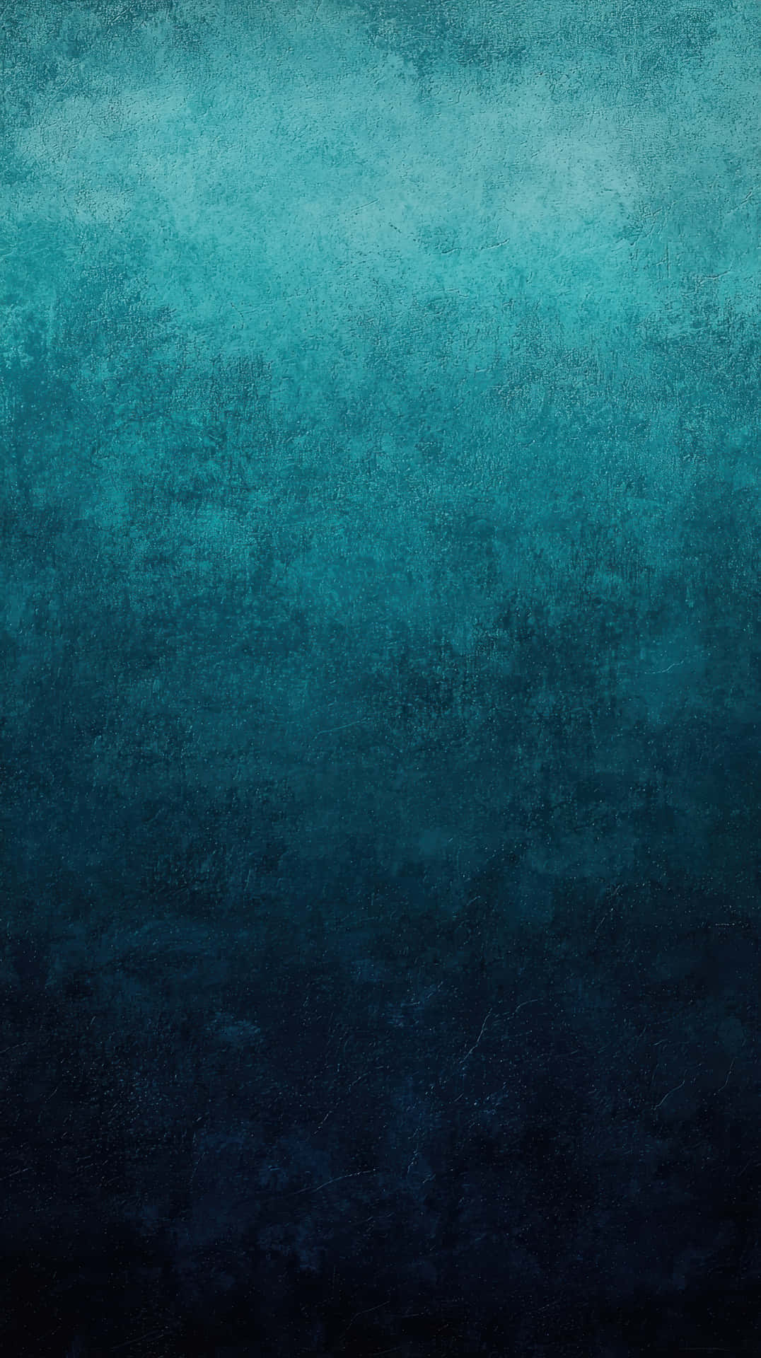 Textured Blue Gradient Background 壁紙 — 垂直漸變壁紙，從頂部的淺青色過渡到底部的深海軍藍色，帶有紋理、風化的混凝土表面。