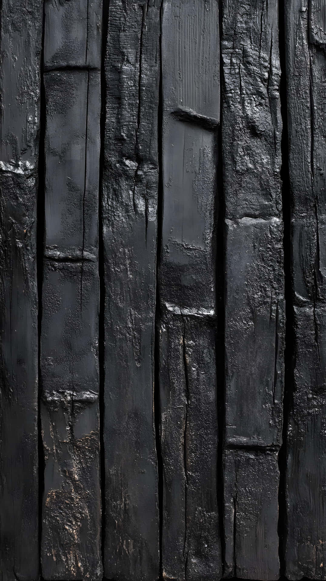 Wet dark wooden planks texture realistic 壁紙 — 垂直燒焦木板，帶有深黑色紋理和微妙的灰色灰燼亮點。