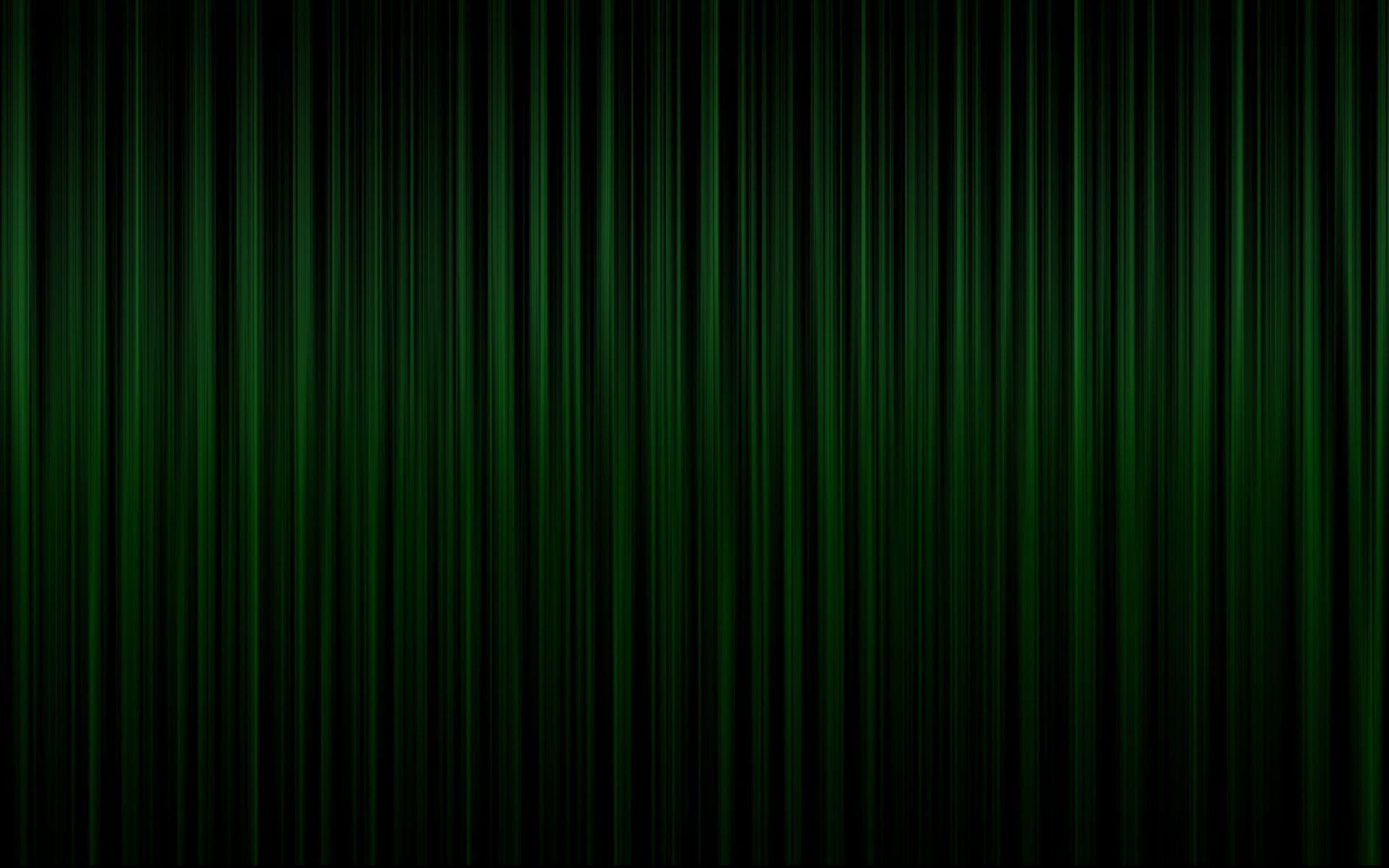 Dark Green Grunge 桌布 壁紙 — 垂直發光的綠色線條在黑色背景上形成數位抽象圖案。