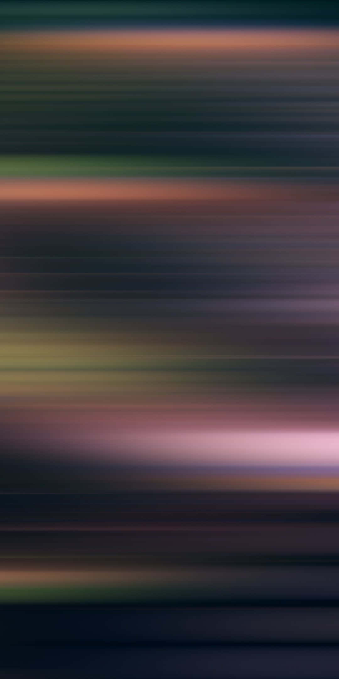 motion 桌布 壁紙 — 垂直的模糊色彩條紋營造出夢幻般的抽象動態效果，帶有深紫色、綠色和溫暖的橙色。