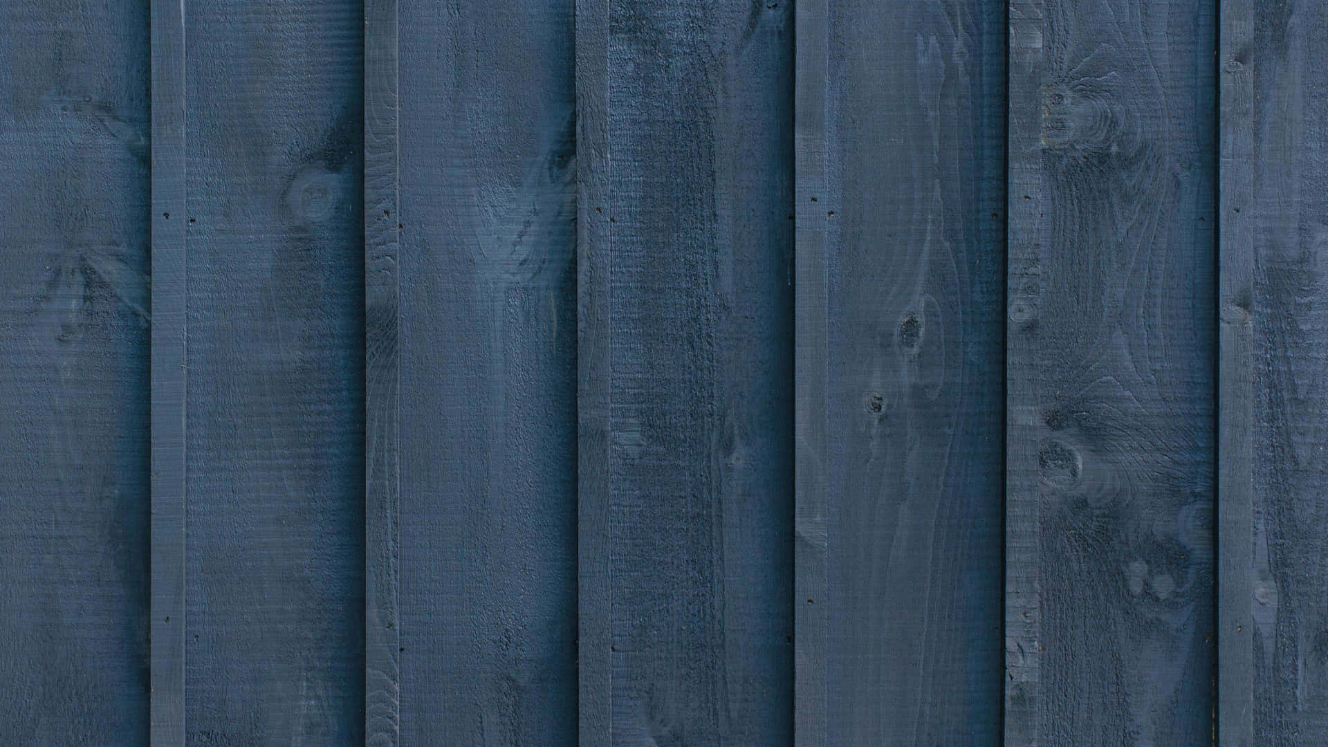Wood Panel 桌布 壁紙 — 垂直的深藍色木板，帶有天然木紋和節疤，營造出有紋理的鄉村風格背景。