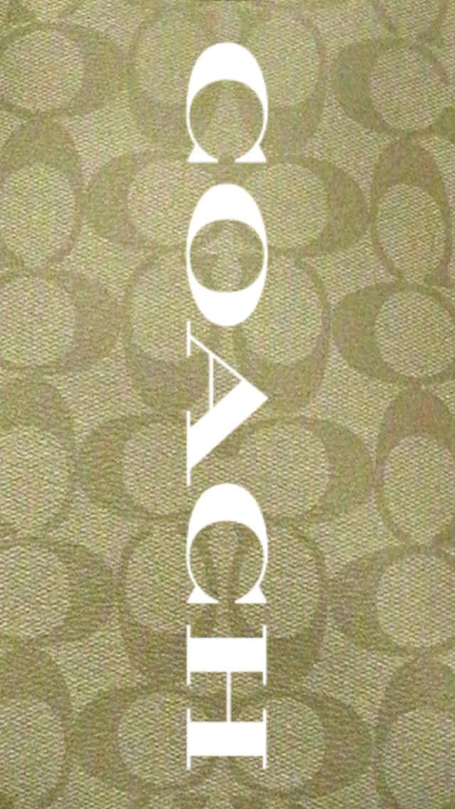 Coach 桌布 壁紙 — 垂直的白色COACH標誌在帶有重複圓形圖案的紋理橄欖綠背景上脫穎而出。