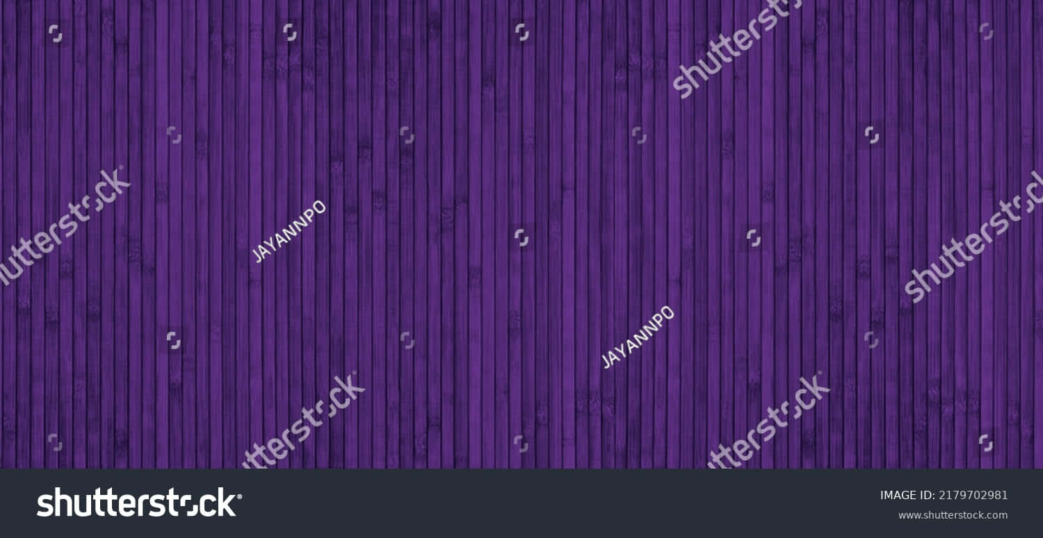 Lilac Color 桌布 壁紙 — 垂直的紫色木板，帶有天然木紋紋理和細微的節疤，營造出豐富的抽象背景。