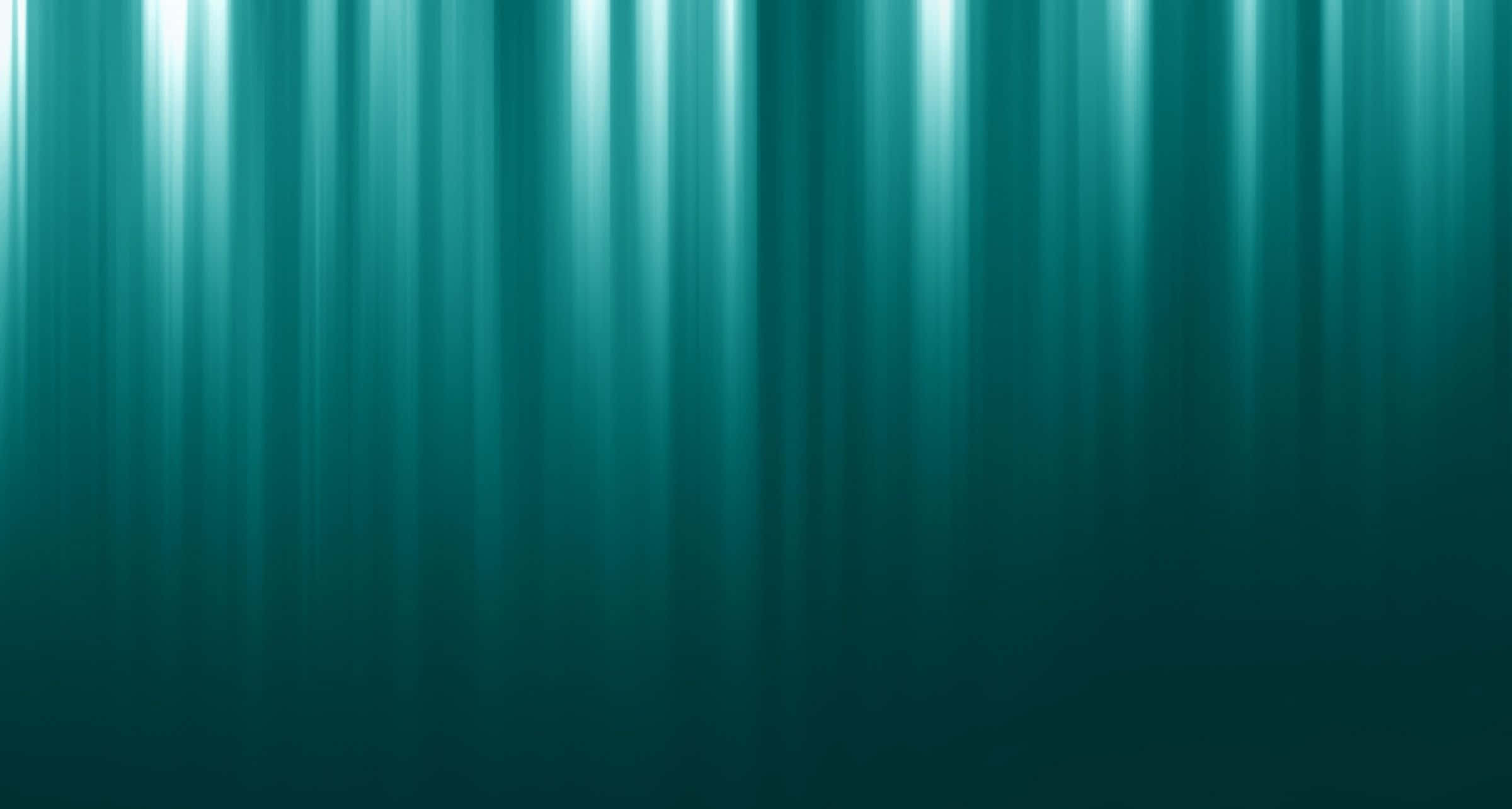 Dark Teal 桌布 壁紙 — 垂直的藍綠色光束穿透黑暗的水面，營造出寧靜的水下光芒。