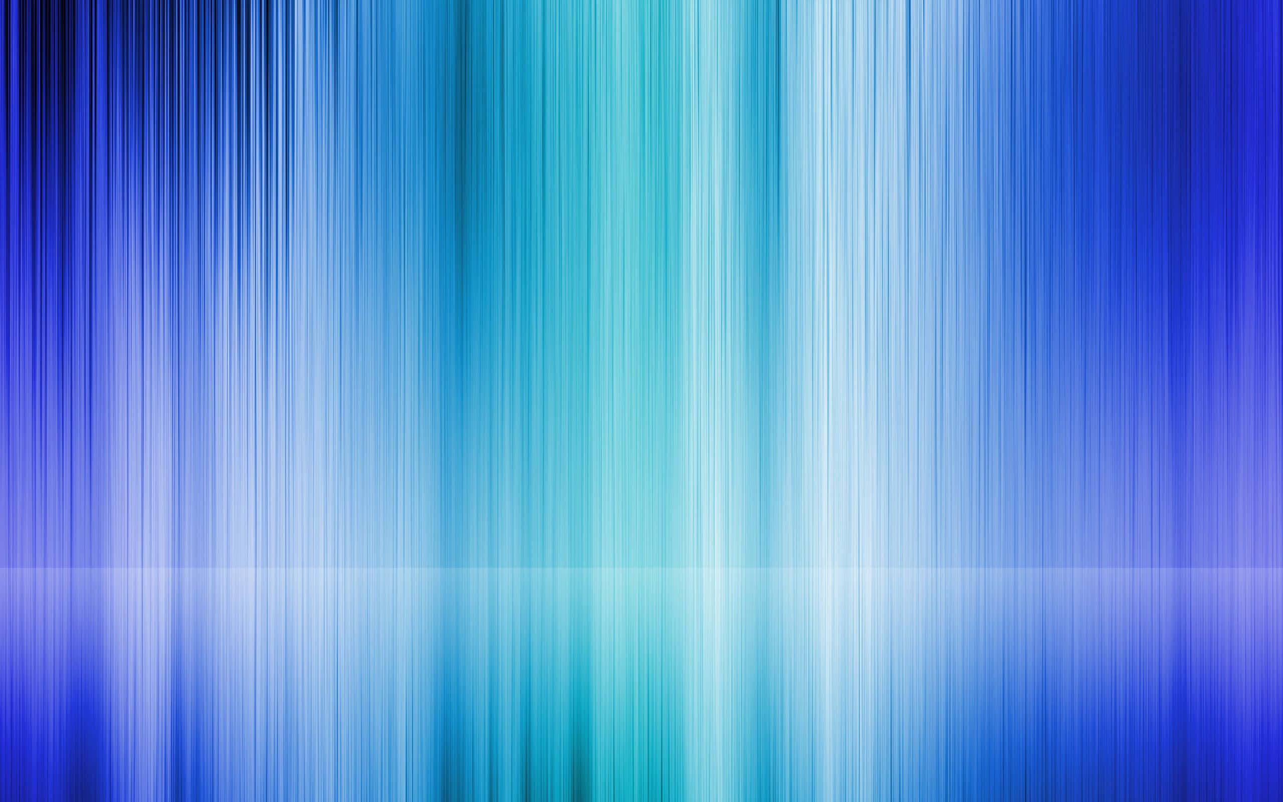 Gradient Blue 桌布 壁紙 — 垂直的藍色和青色光線從明亮的中心放射出來，形成動態的數位漸變背景。