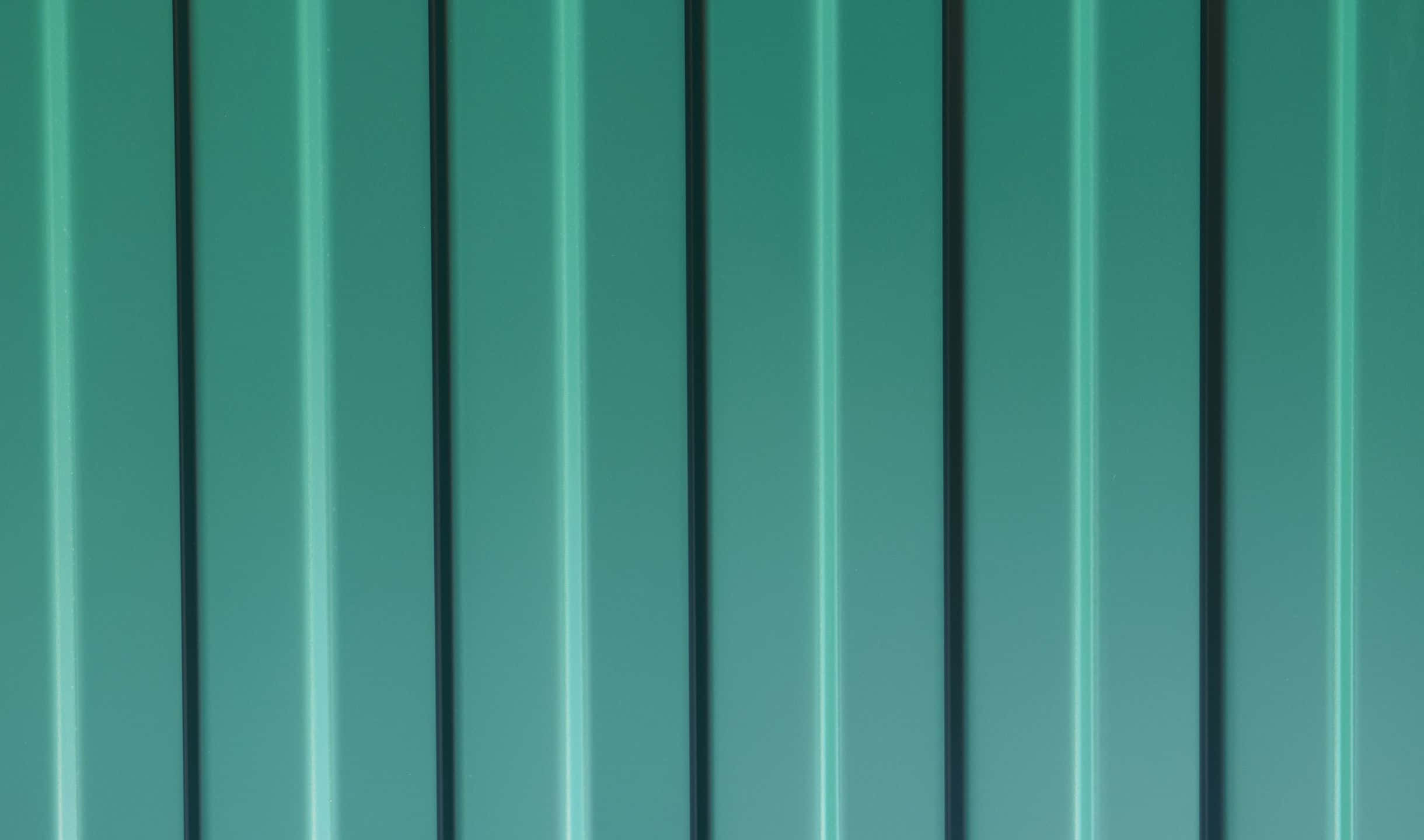 2440x1440 Material 桌布 壁紙 — 垂直的青綠色金屬板條帶有發光的垂直光條，營造出現代工業質感。