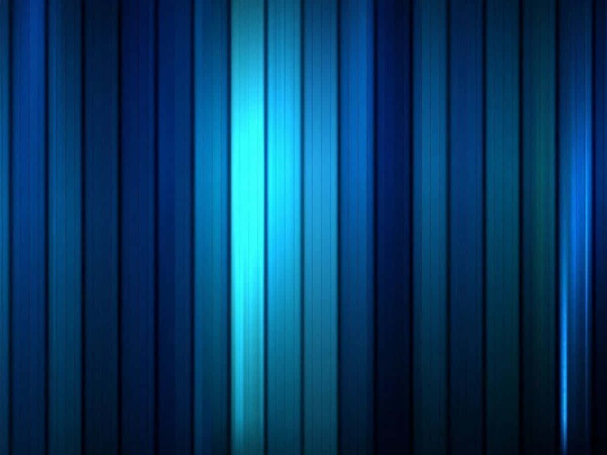 Gradient Blue 桌布 壁紙 — 垂直藍色光條在較深藍色漸變背景上發光，中心光芒四射。