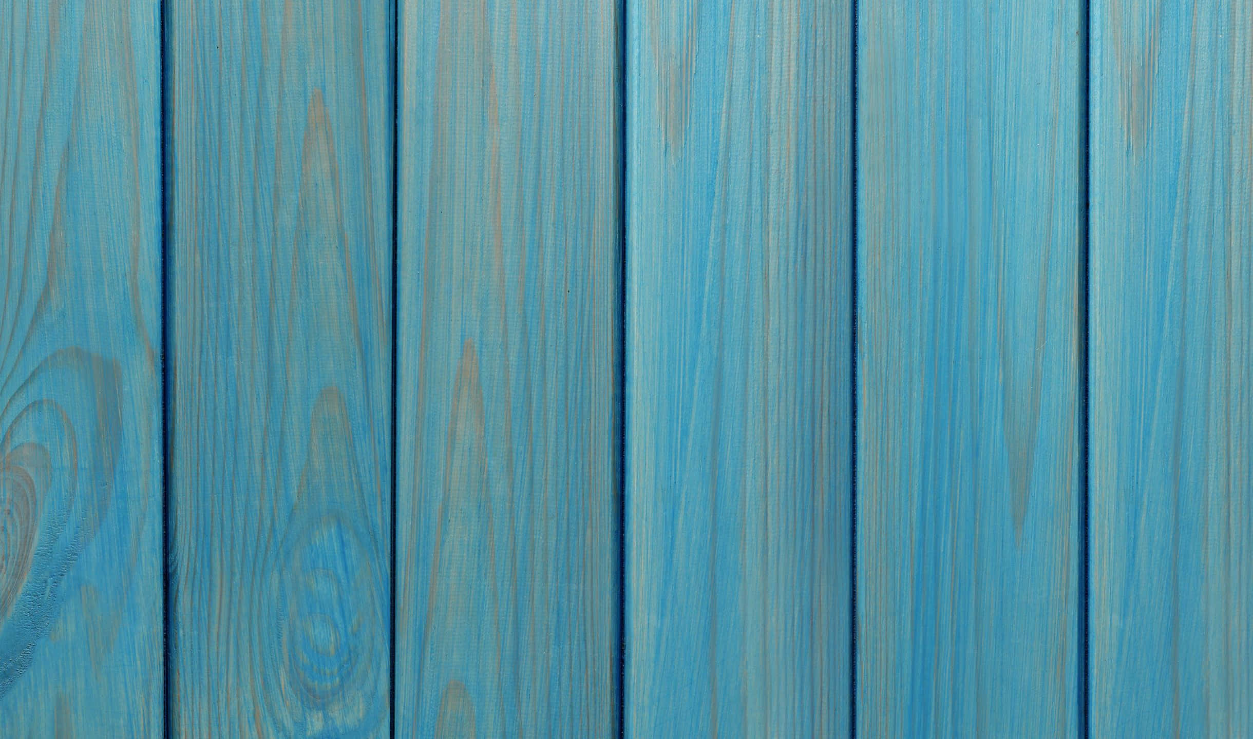 2440x1440 Material 桌布 壁紙 — 垂直藍色油漆木板，帶有天然木紋圖案和微妙的風化紋理。