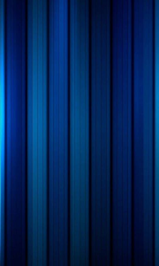 dark blue aesthetic tumblr 桌布 壁紙 — 垂直藍色漸變條紋搭配發光邊緣，營造出時尚現代的抽象背景。