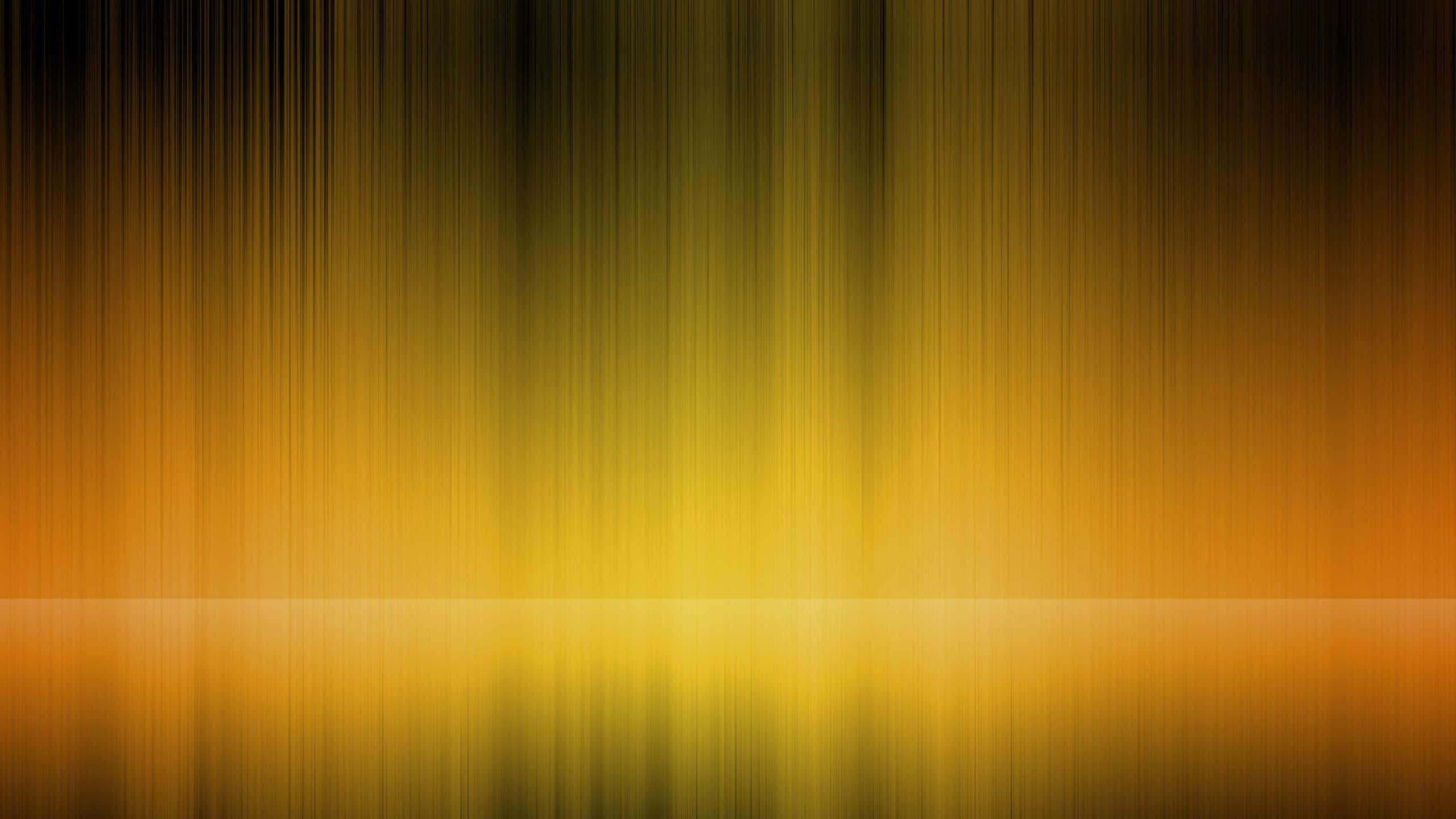 Yellow And Black 桌布 壁紙 — 垂直金色光線從暗色邊緣漸變到明亮中心，營造出溫暖的抽象光芒。