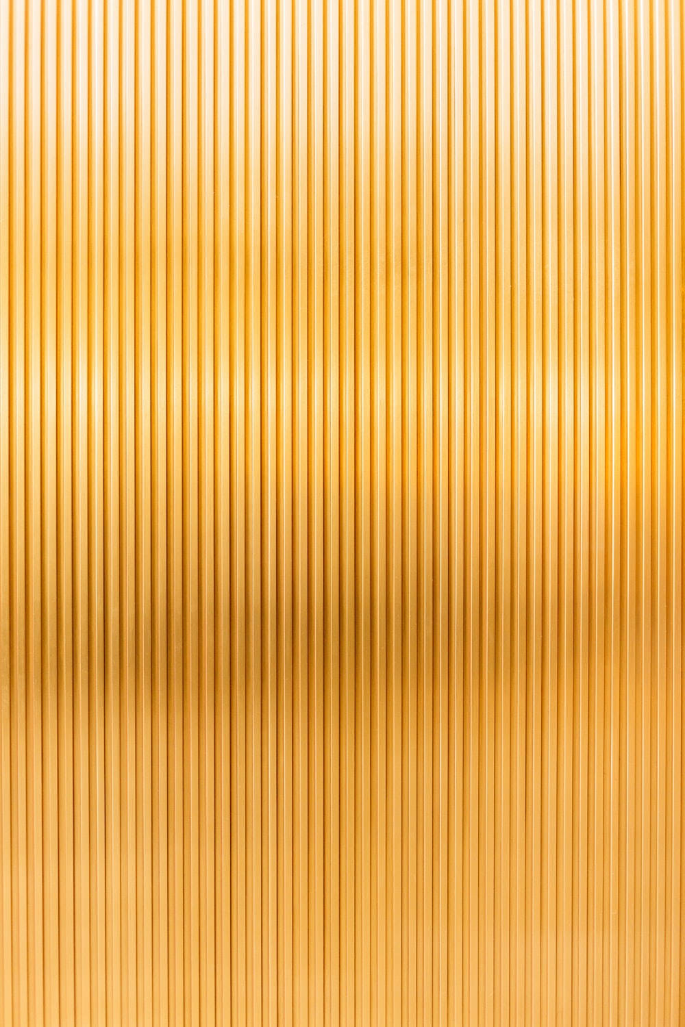 Golden 桌布 壁紙 — 垂直金色條紋營造出帶有柔和光線反射的溫暖漸變紋理。