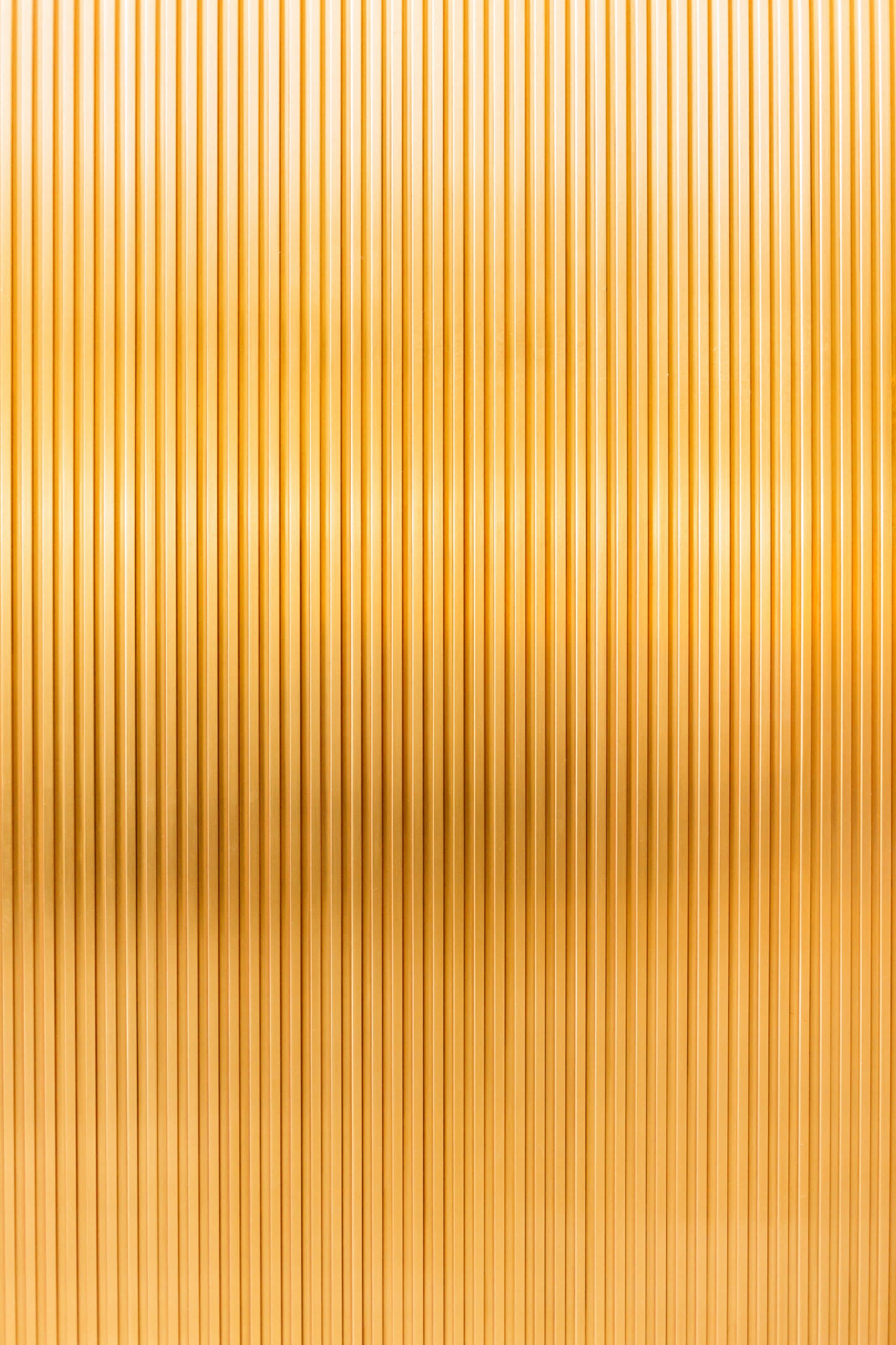 Yellow Pattern 桌布 壁紙 — 垂直金色脊線營造出溫暖光芒的圖案，帶有柔和漸變照明。