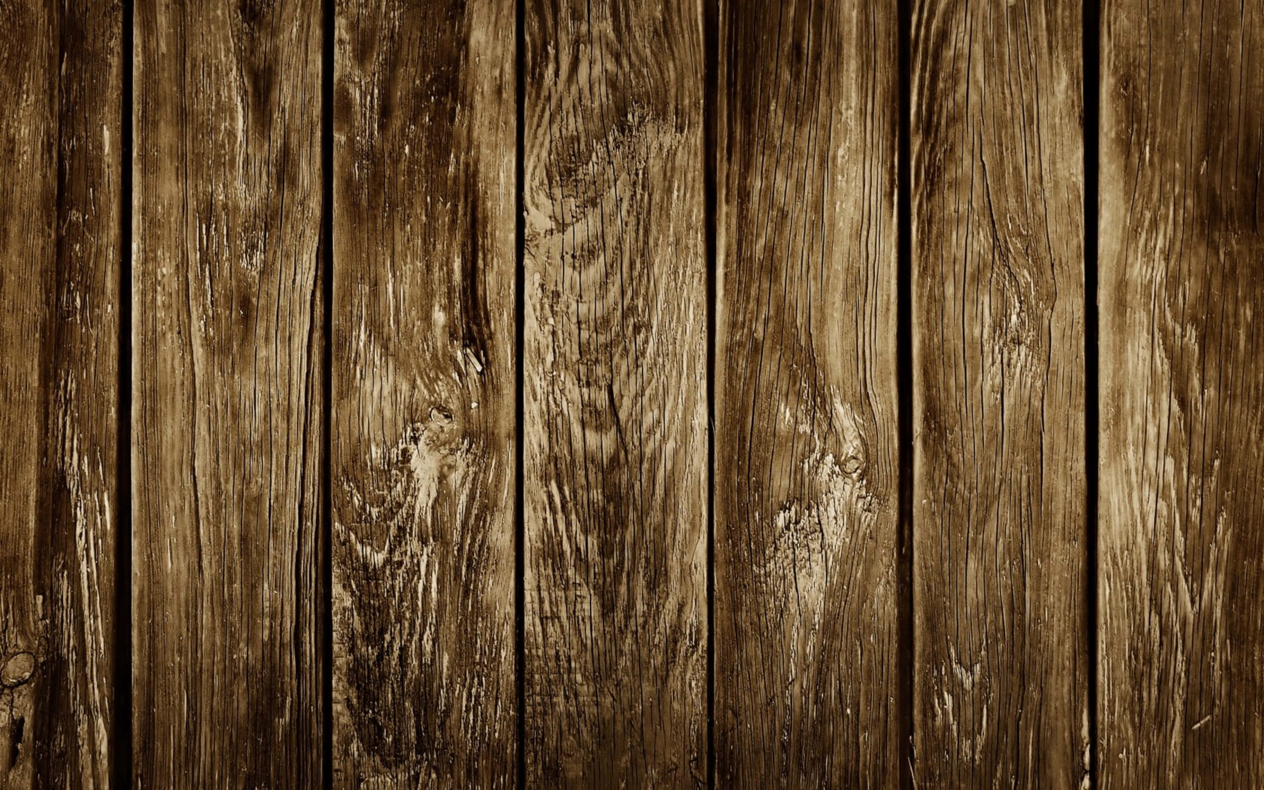 High Resolution Wood 桌布 壁紙 — 垂直風化木板，帶有豐富的棕色色調和天然木紋圖案，營造出質樸的紋理背景。