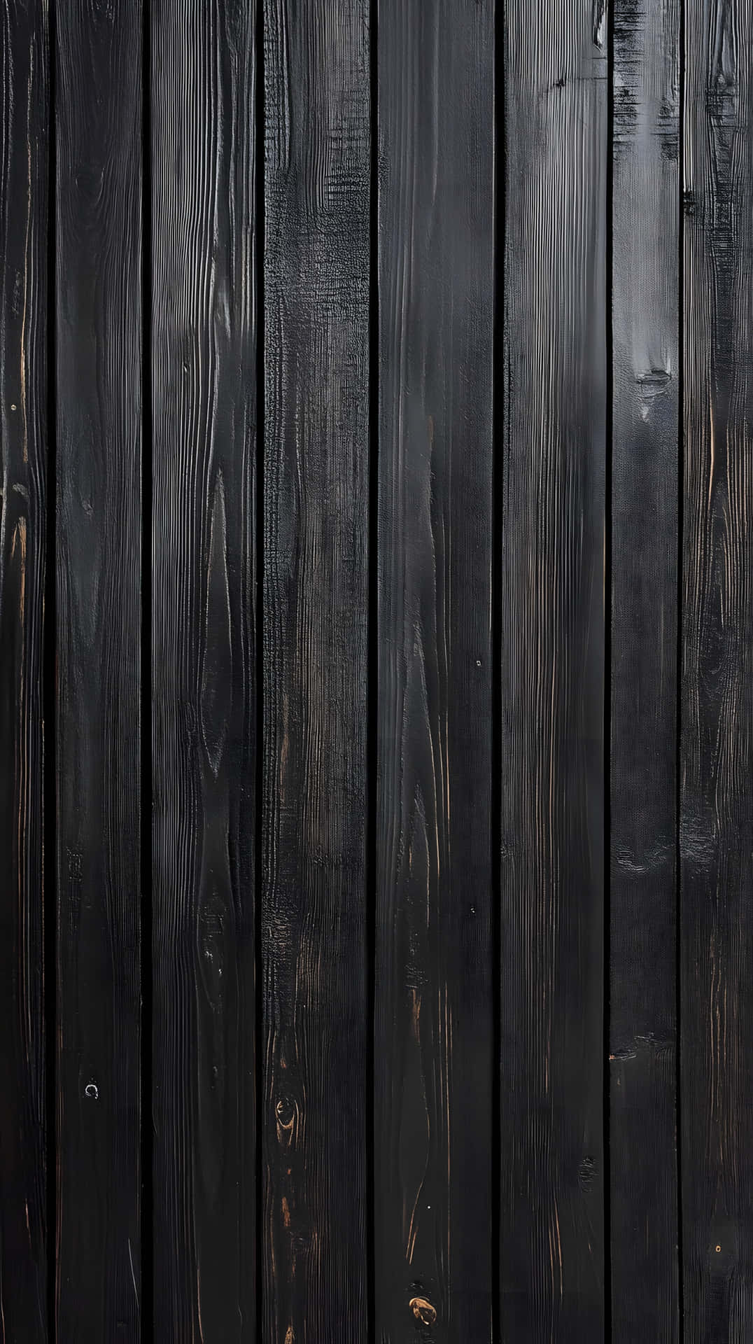 Charred wood grain rustic black texture 壁紙 — 垂直黑色木板，帶有可見的木紋和微妙的暖色調，營造出質樸的紋理背景。