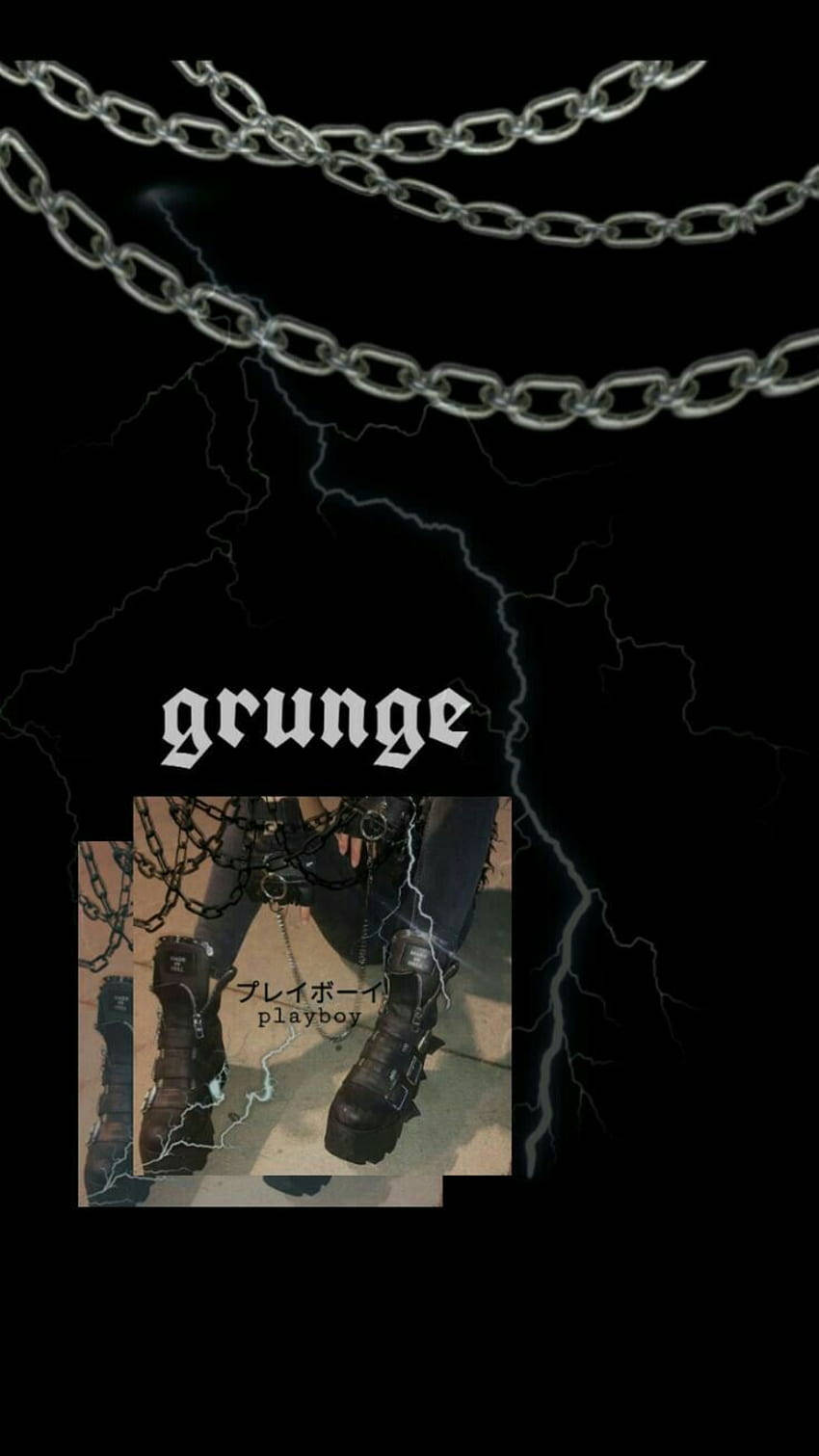 Grunge Emo Aesthetic 桌布 壁紙 — 垃圾搖滾美學，帶有重型鎖鏈、閃電，以及一張黑色背景上鎖鏈靴子的照片。