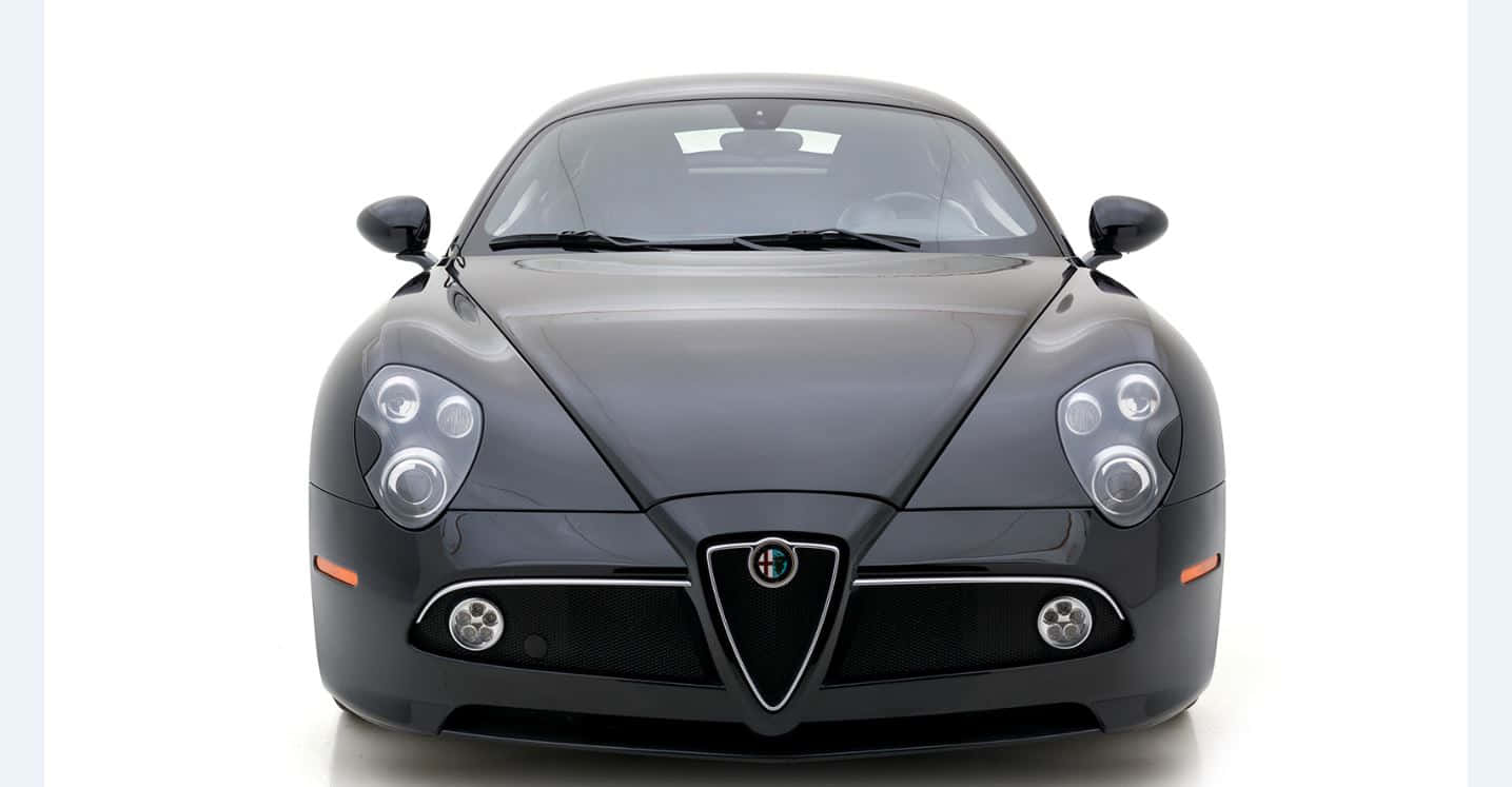 Alfa Romeo 8c Competizione 桌布 壁紙 — 型格啞光黑色 Alfa Romeo 跑車正面視圖，搭配純白背景。