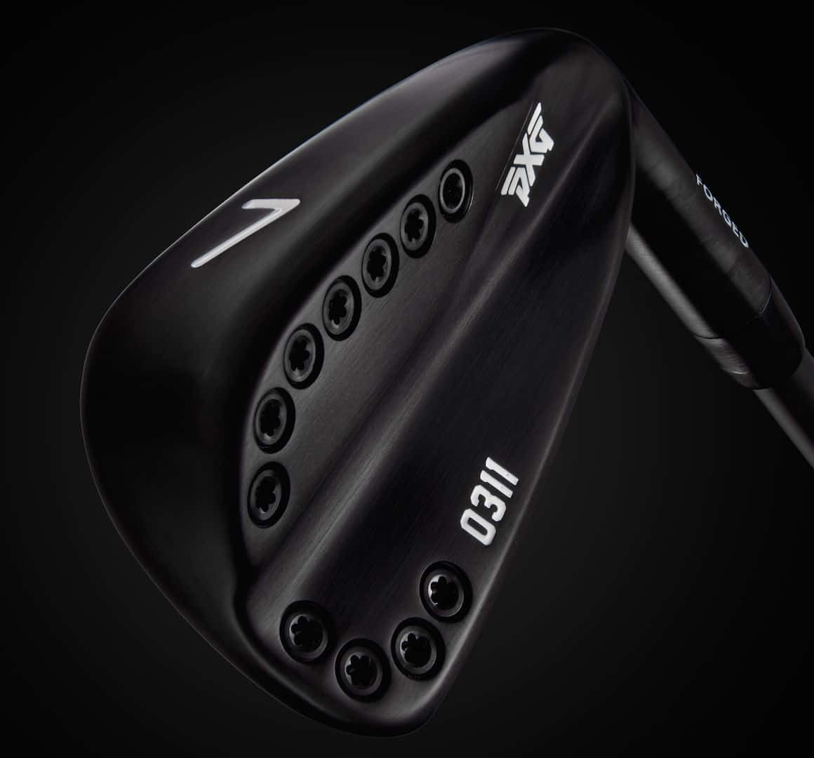 Golf Club 桌布 壁紙 — 型格黑色PXG鍛造高爾夫鐵桿，帶有白色編號和星形螺絲，背景為深色漸變。