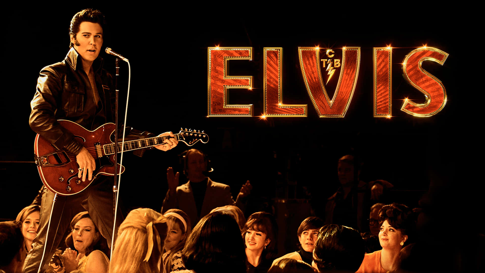 埃爾維斯·普雷斯利在舞台上彈吉他，粉絲觀看，身後「ELVIS」標誌閃閃發光。 — 貓王 壁紙