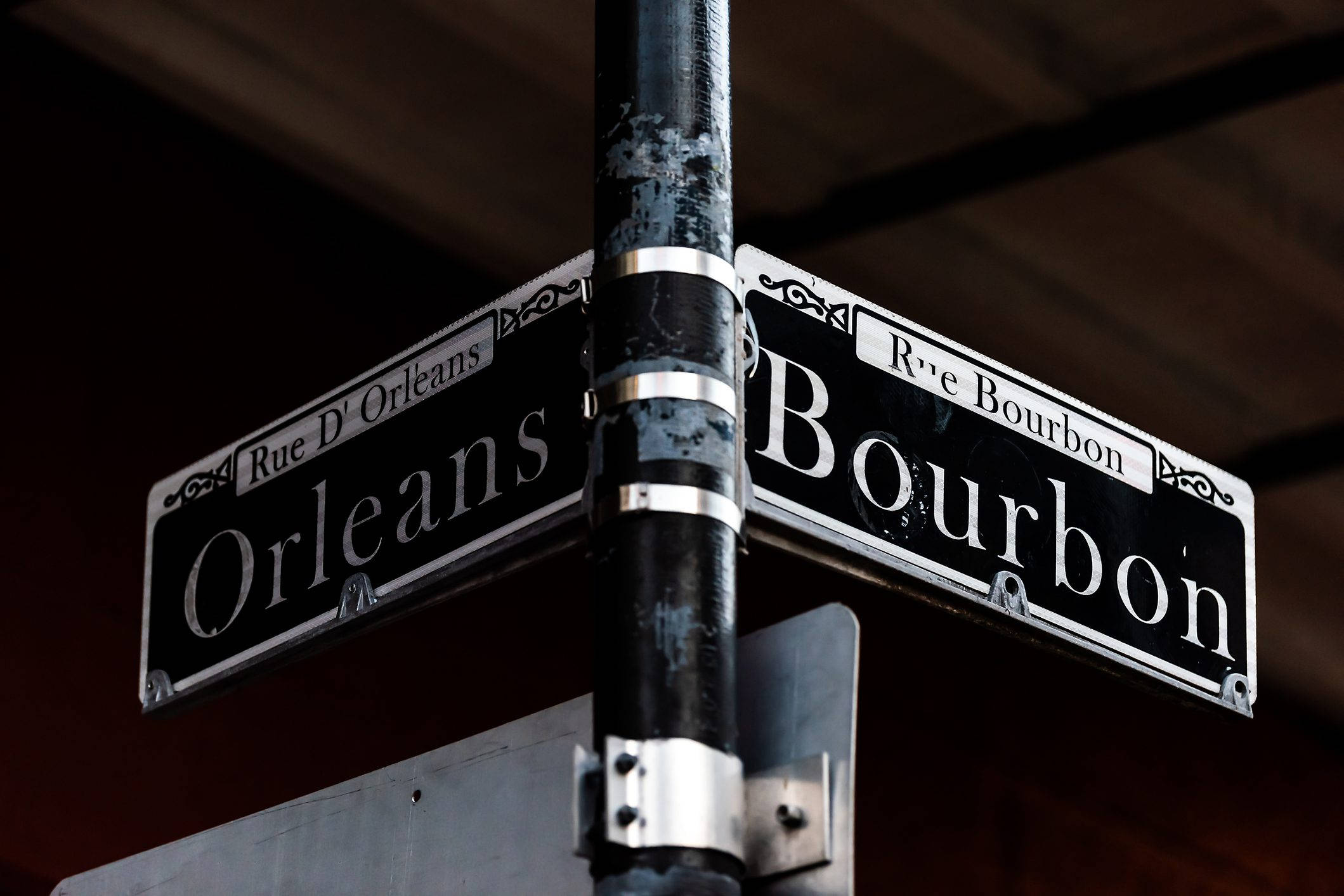 筆電 桌布 壁紙 — 城市十字路口交匯處，風化的Rue Bourbon和Rue D'Orleans街牌特寫。