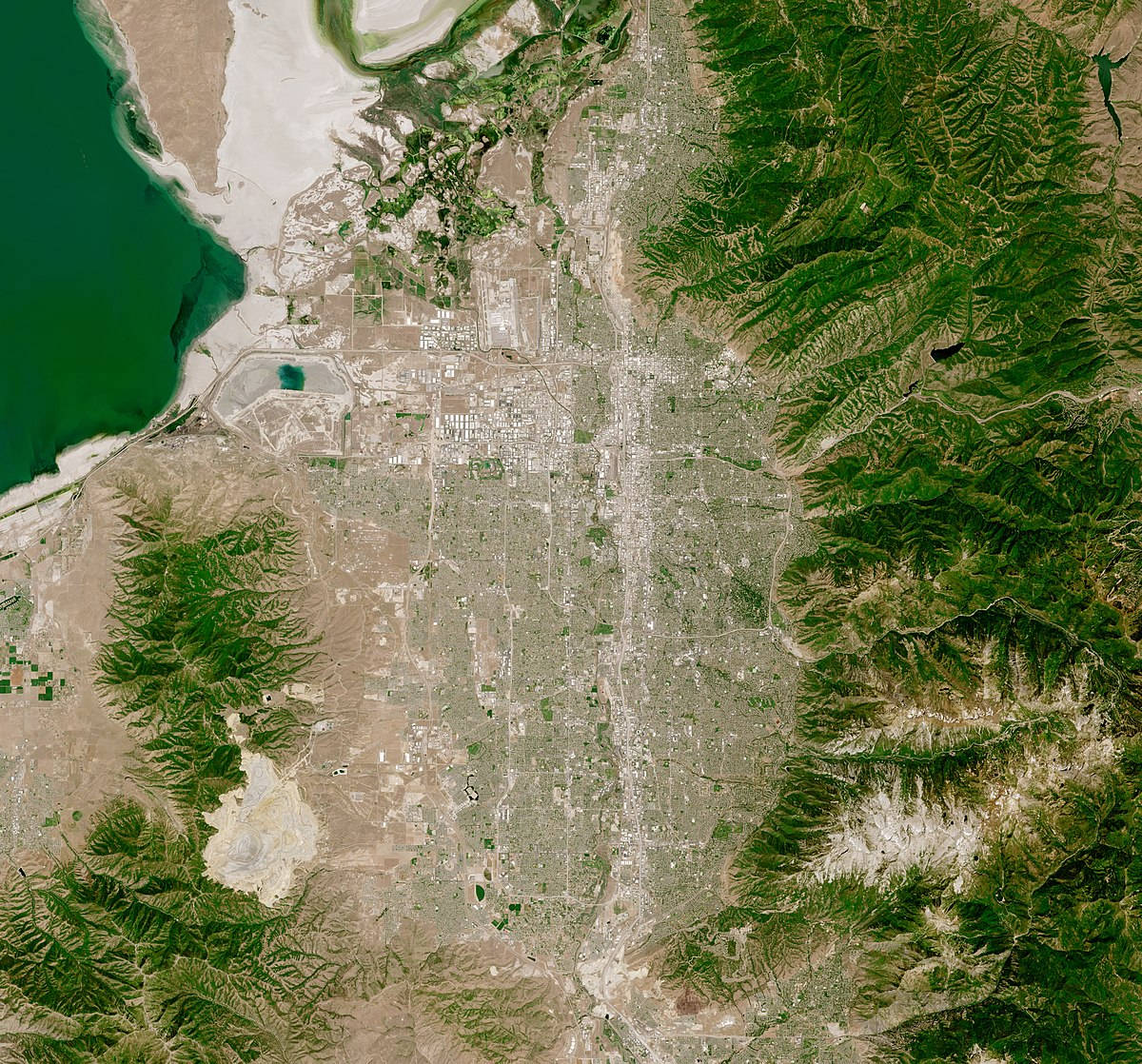 Salt Lake City 桌布 壁紙 — 城市坐落在鬱鬱蔥蔥的綠色山脈和一個大的綠松石湖之間的航空衛星視圖。