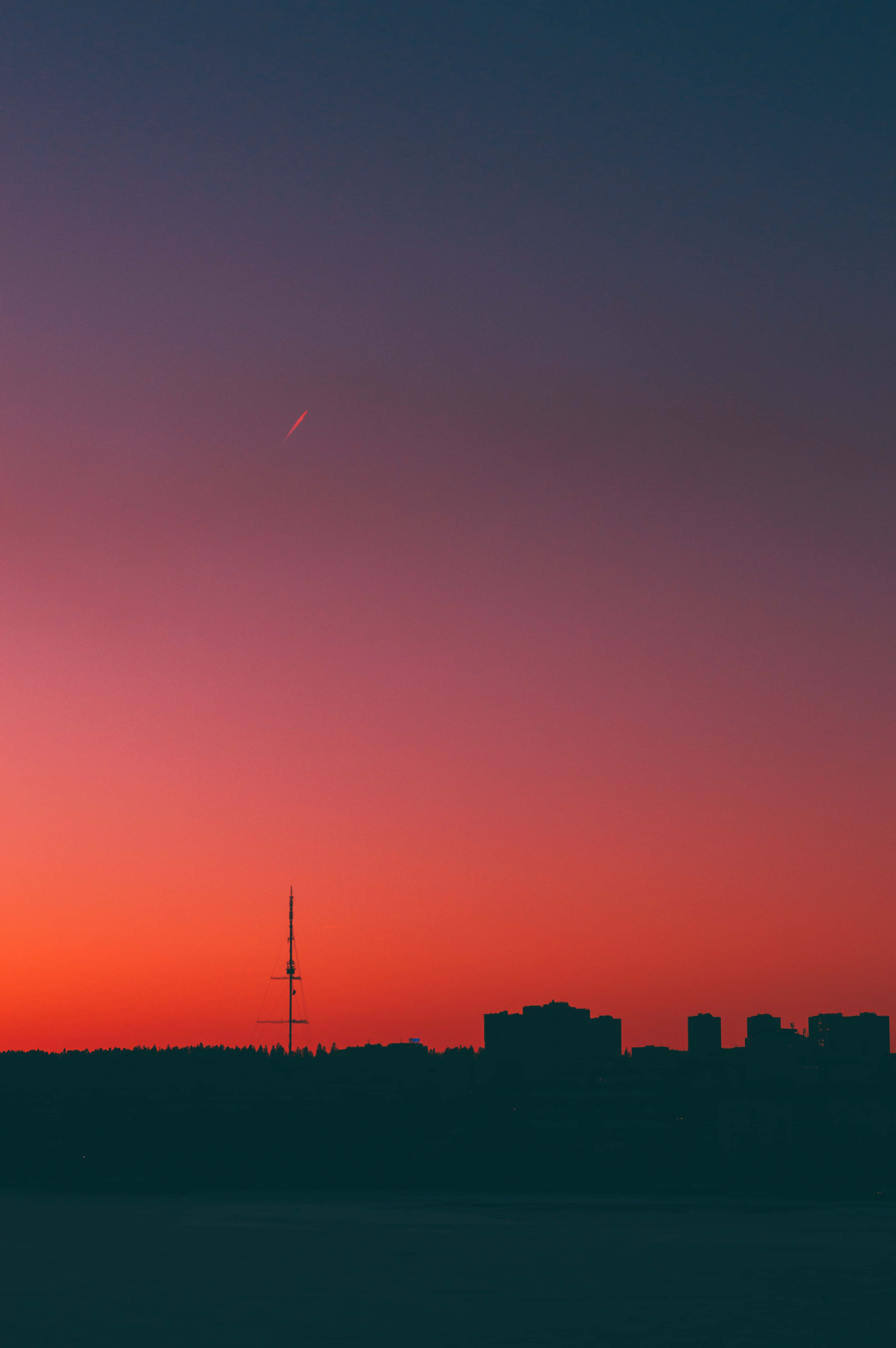 Beautiful View 桌布 壁紙 — 城市天際線在充滿活力的日落天空背景下呈現剪影，天空帶有粉紅色、橙色和深藍色條紋。
