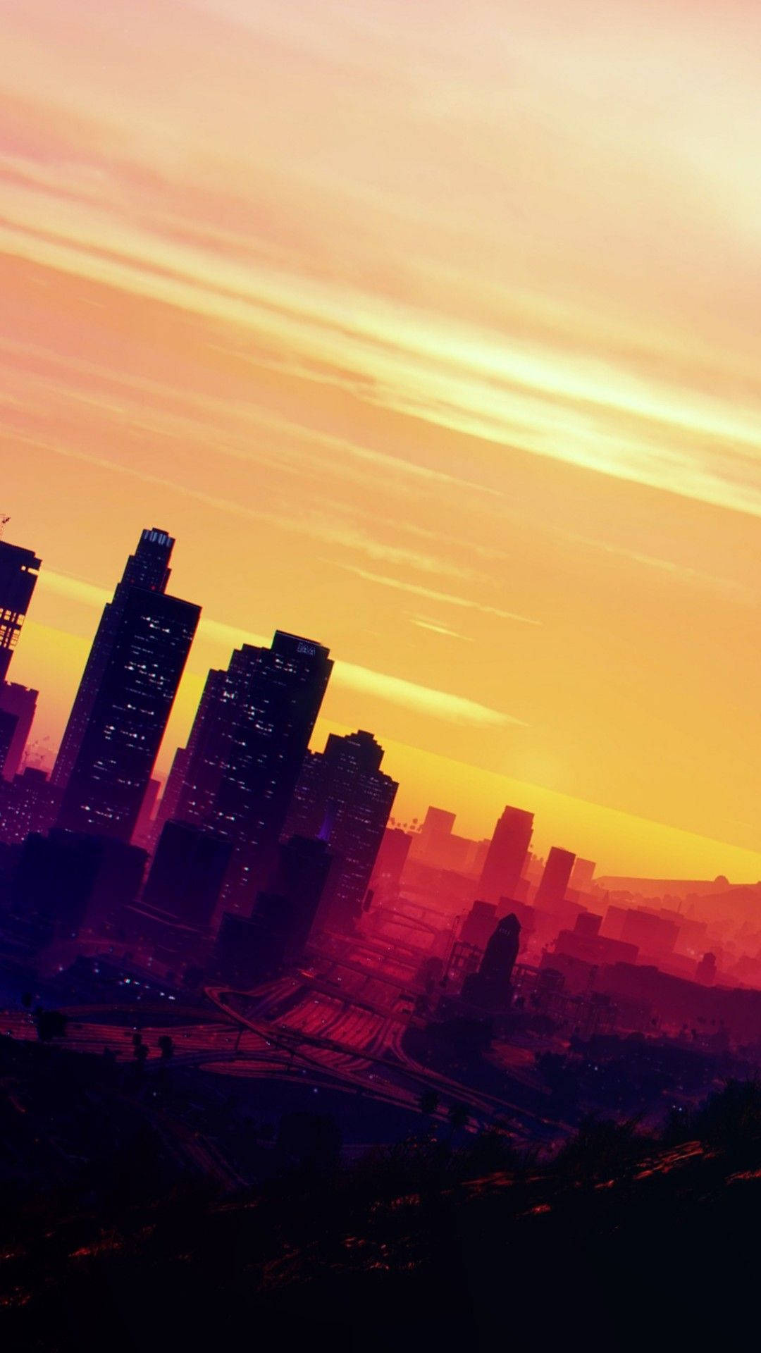 4K gta 5 桌布 壁紙 — 城市天際線在充滿活力的橙色和紫色日落天空映襯下，呈現出輪廓，摩天大樓閃閃發光。
