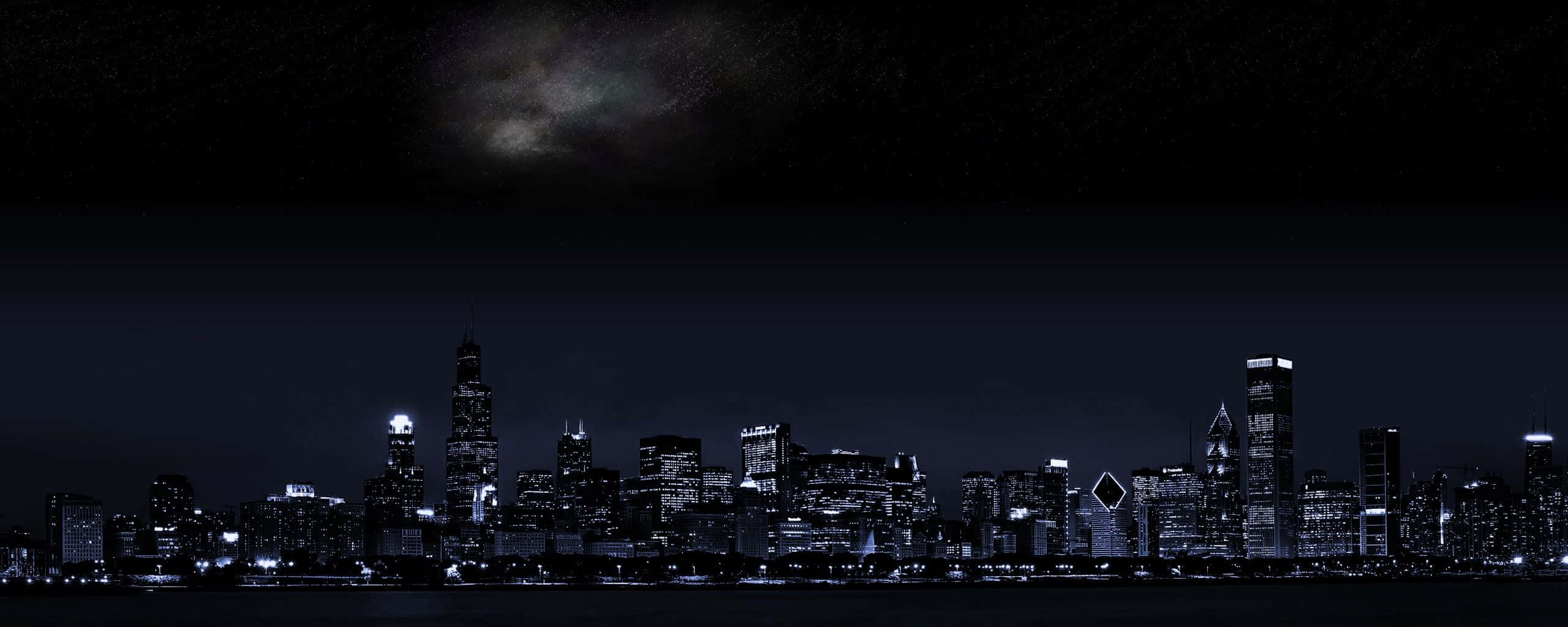 雙螢幕 桌布 壁紙 — 城市天際線的全景夜景，星空下銀河拱跨天際。